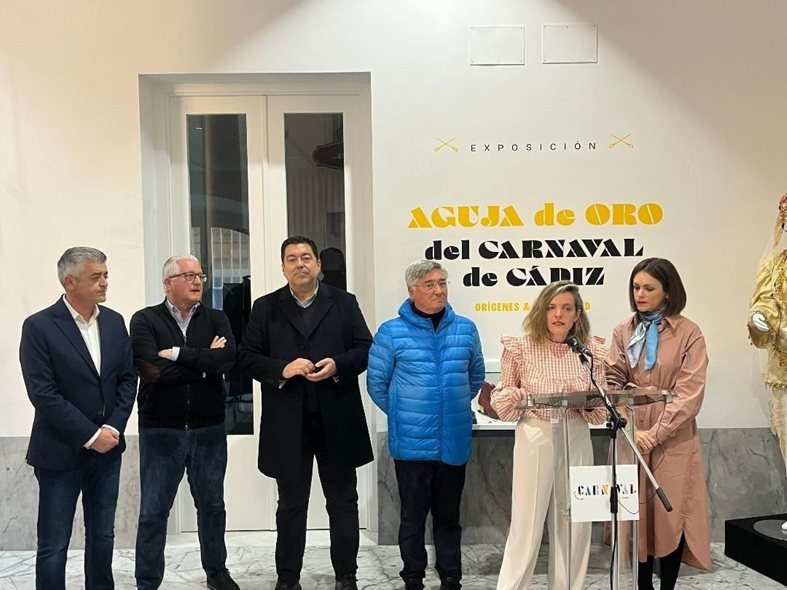 Modesto Barragán, Manolo Casal, Javier Benítez, Antonio Montiel, Maite González y Beatriz Gandullo , durante el acto de inauguración de la exposición, en la Casa del Carnaval.