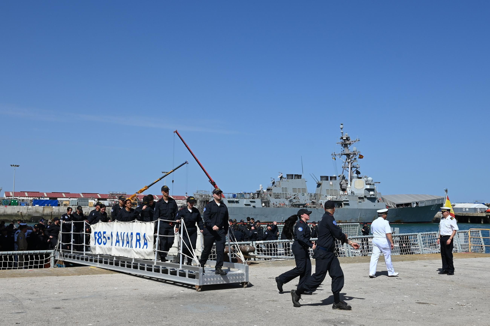 Las imágenes de la despedida de la fragata 'Navarra' de la Armada en la Base de Rota