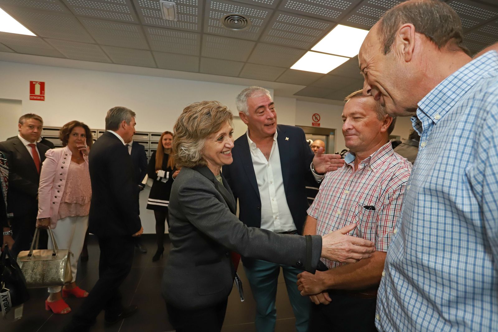 La ministra de Sanidad saluda a su llegada al edificio Nexus, en Algeciras