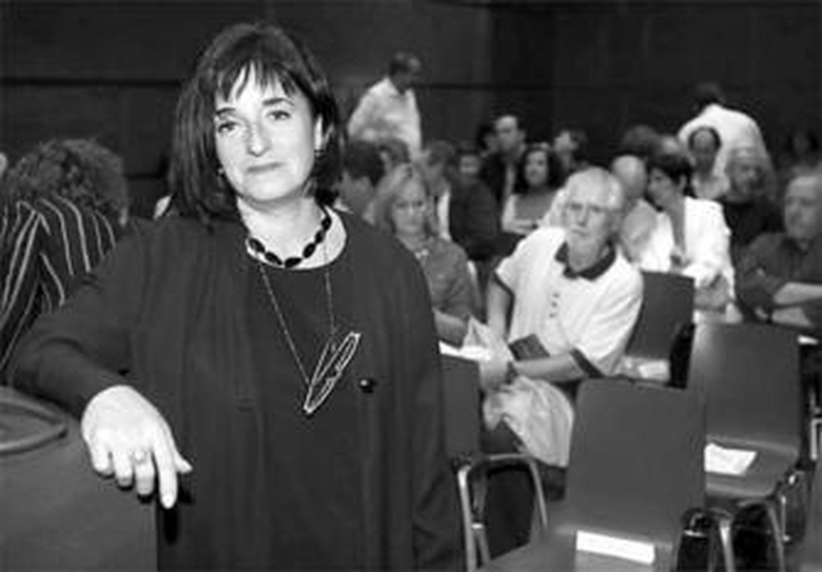 La profesora Pilar González España, en el COA.