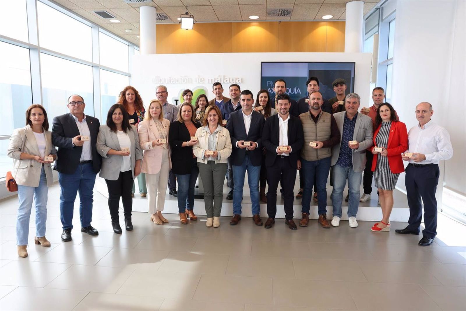 Autoridades provinciales y municipales en la sede de la Diputación de Málaga