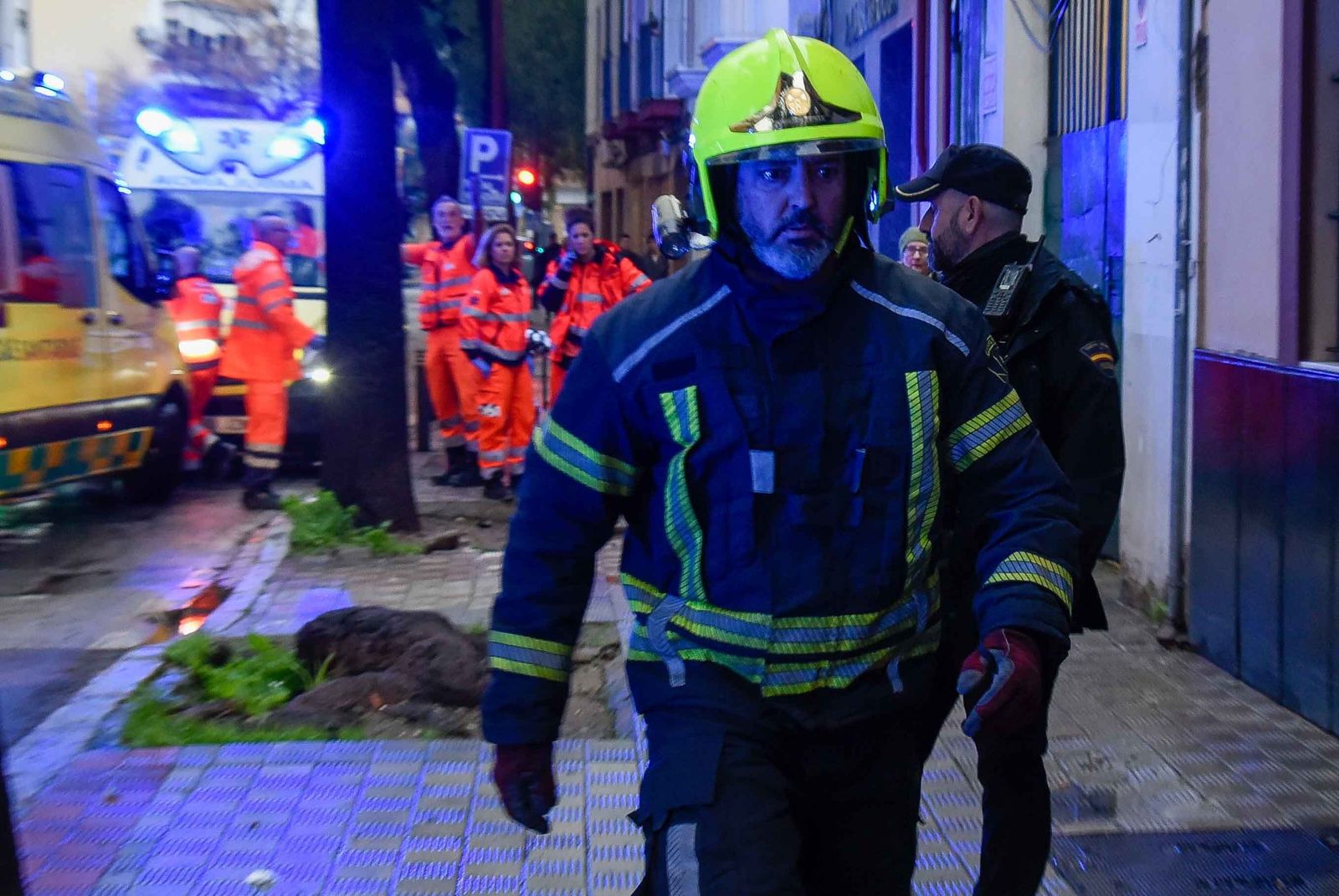Un herido muy grave y varios desalojados en un incendio en Triana