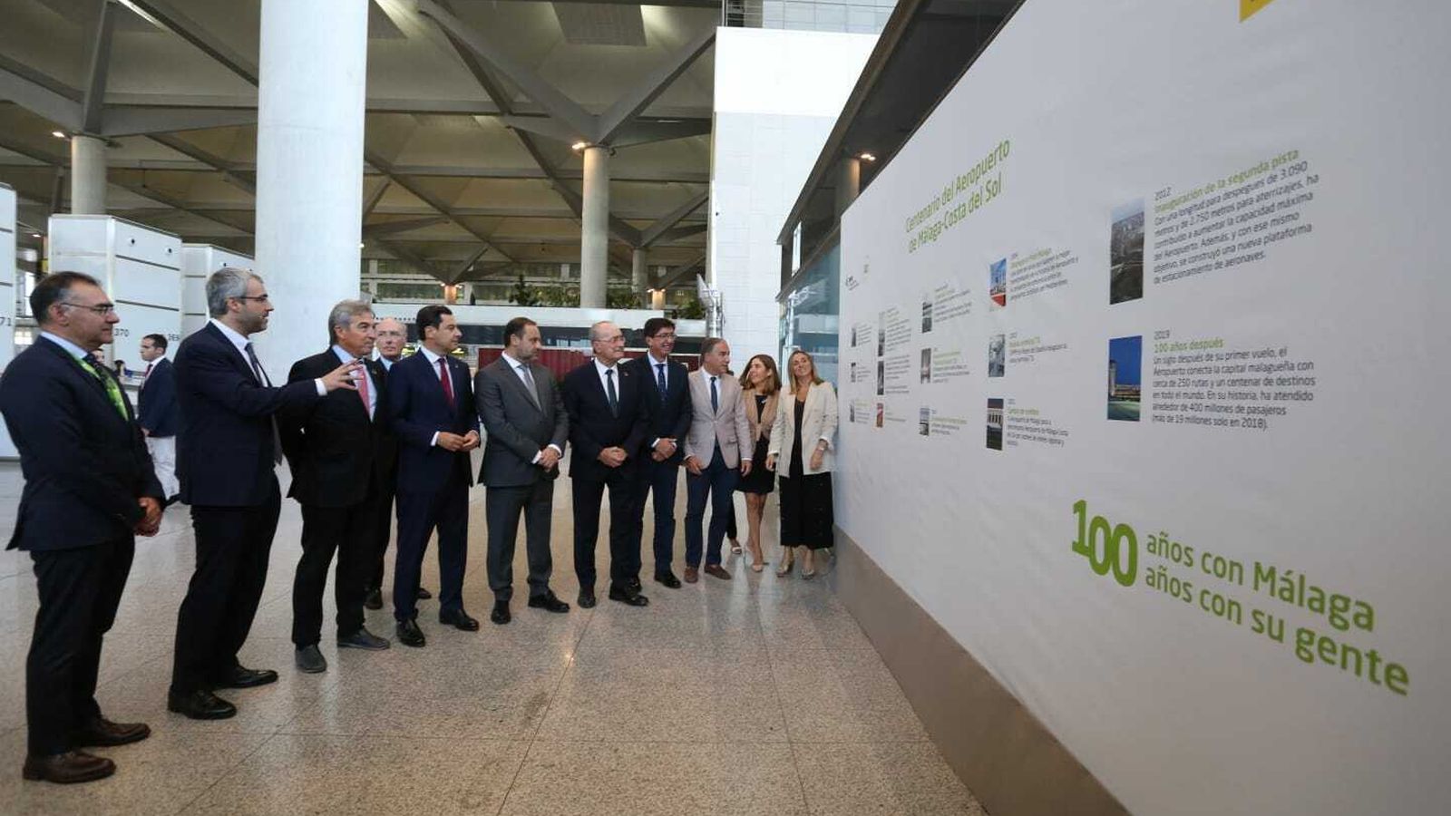 Las autoridades observan los hitos del aeropuerto en un panel.