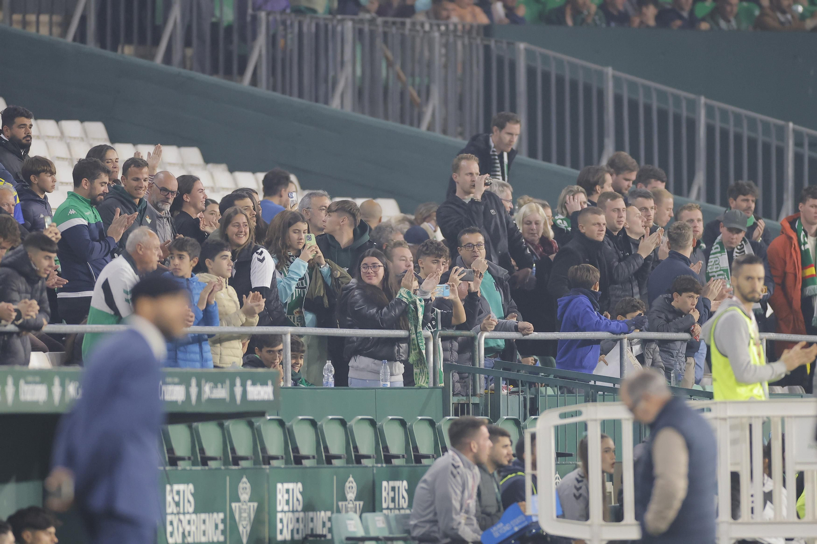 Búscate en las fotos del Betis-Las Palmas