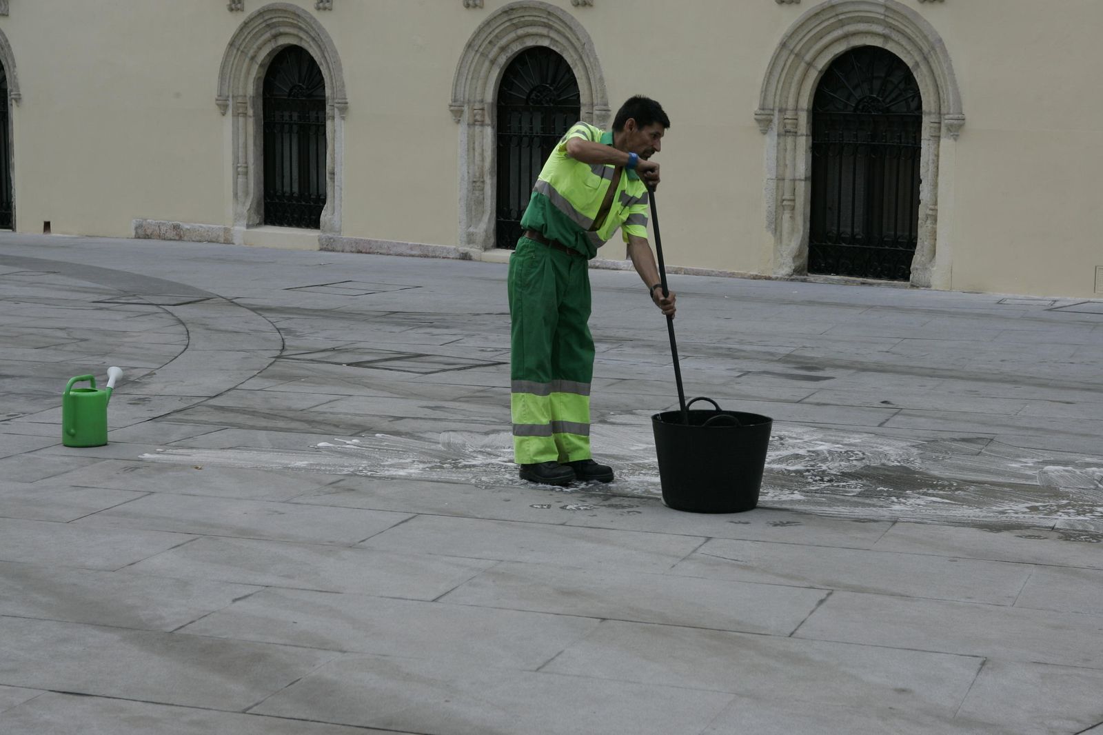 Barrendero y afín es la tercera ocupación que más sube en Almería (Imagen de archivo)