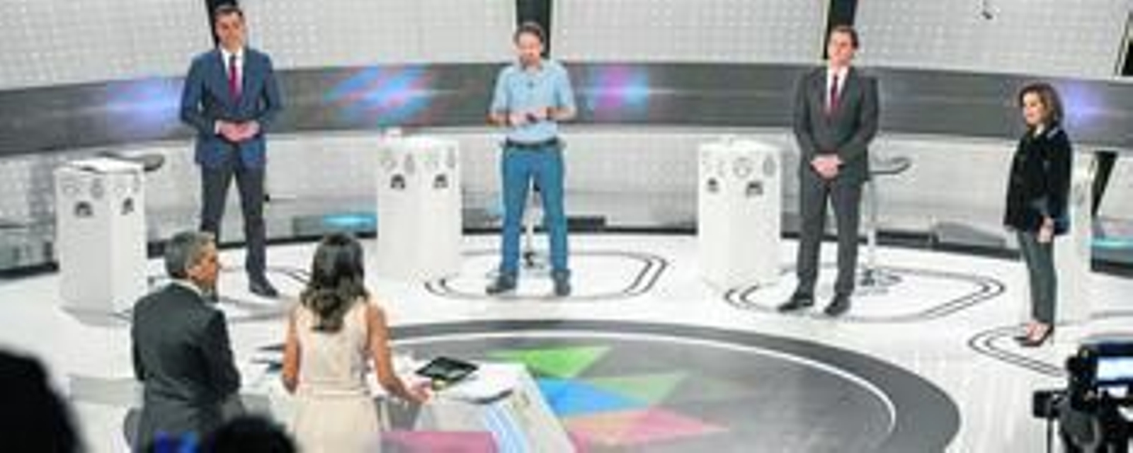 Pedro Sánchez, manos cruzadas. Pablo Iglesias, apoyado en un bolígrafo. Albert Rivera, en su pose de póster. Soraya, brazos caídos. Y los presentadores, dispuestos como en 'Lo + Plus'.