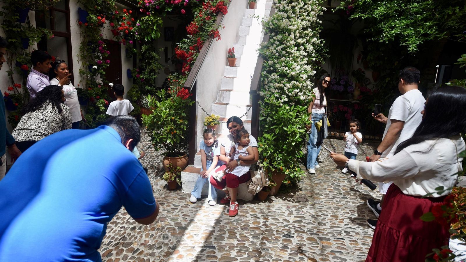 Un hombre toma una foto de su familia en el patio de San basilio, 44