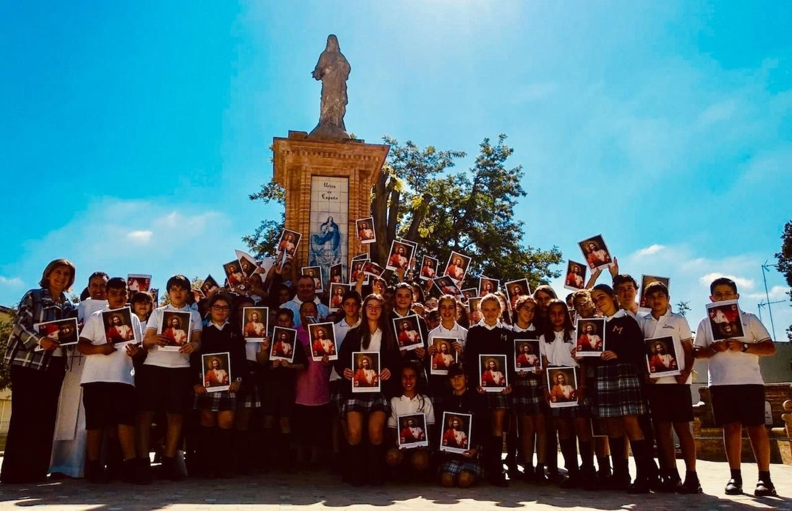 En la imagen, misioneros, profesores y alumnos posan ayer ante la estatua del Sagrado Corazón en el colegio. En la imagen, misioneros, profesores y alumnos posan ayer ante la estatua del Sagrado Corazón en el colegio.