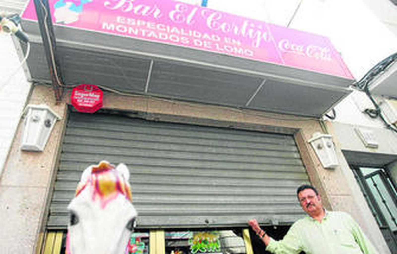 El propietario del bar 'El Cortijo' ante la puerta del establecimiento.