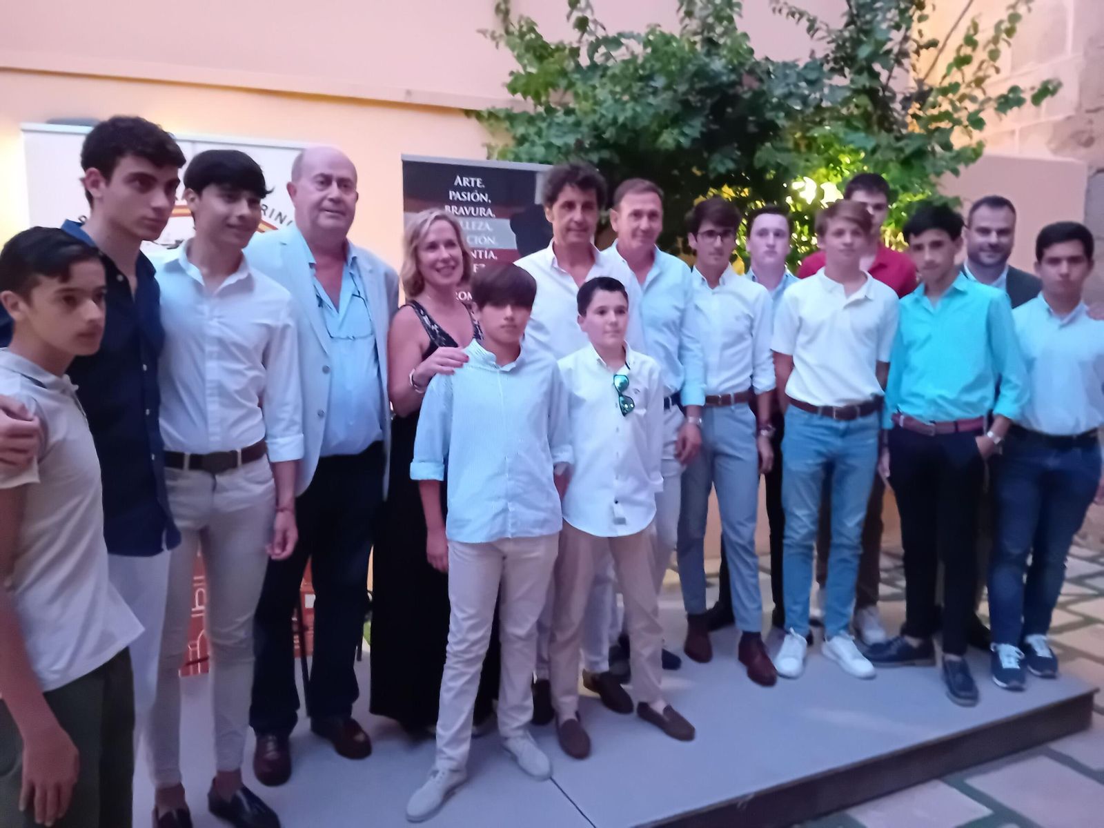 Foto de familia final, con los protagonistas del acto y los alumnos de la Escuela presentes.