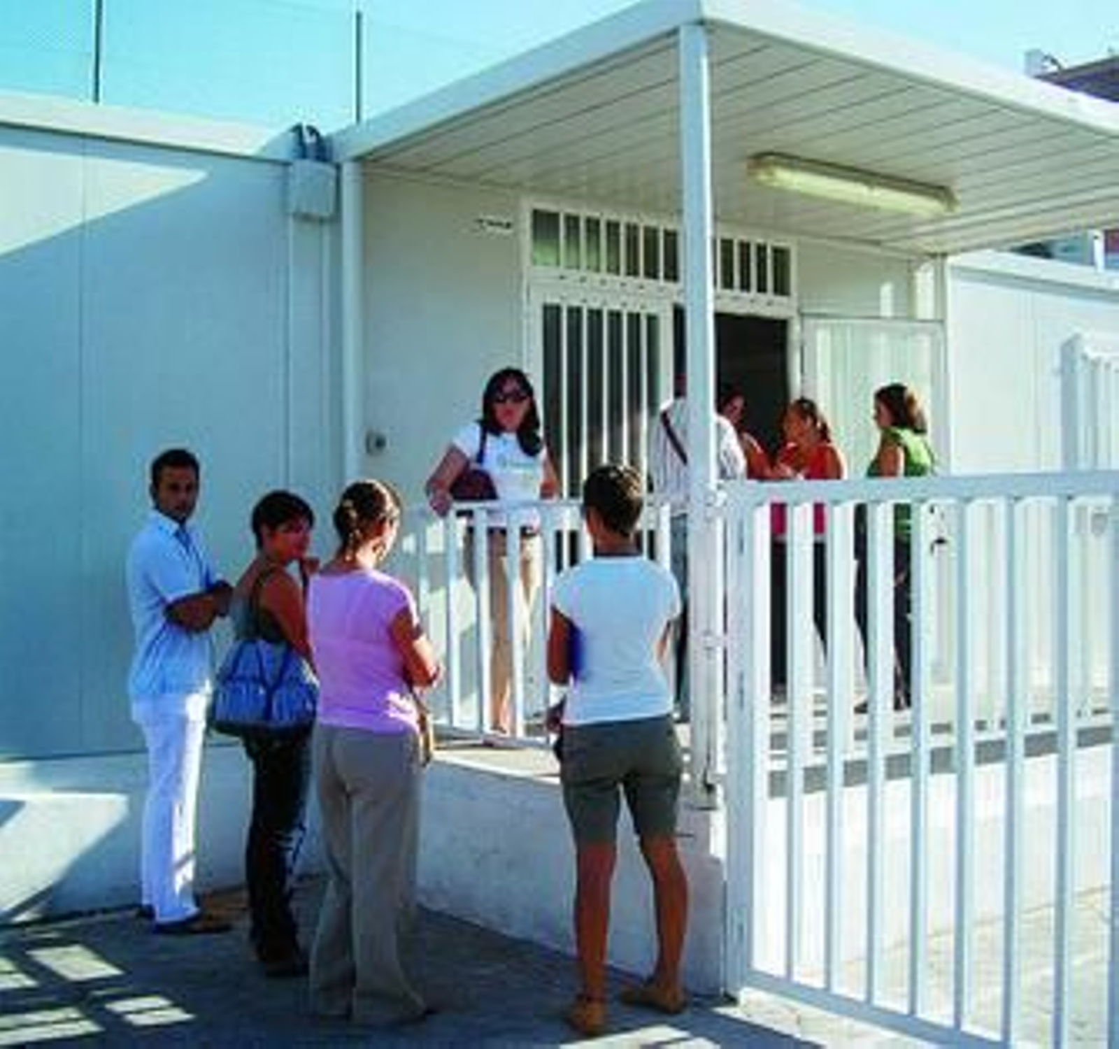 Aulas prefabricadas en La Cala del Moral que provocaron protestas.