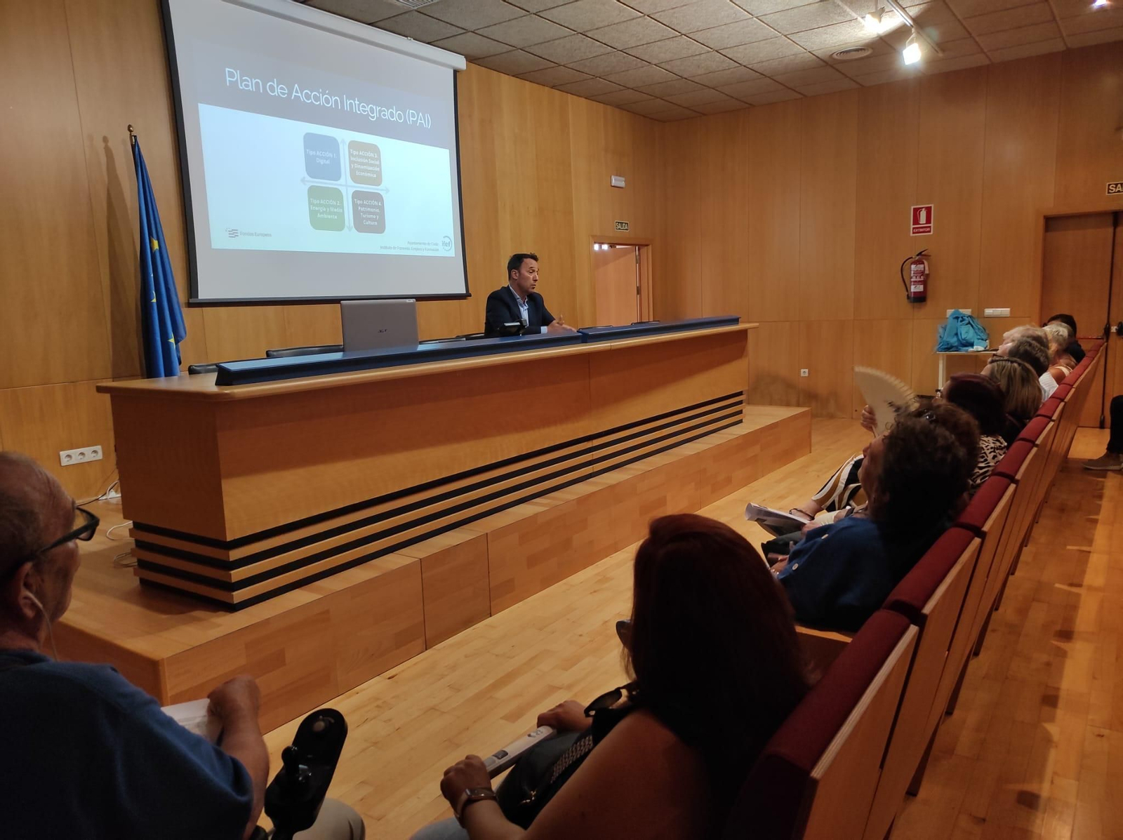 El teniente de alcalde José Manuel Cossi, durante la reunión con las asociaciones de vecinos. El teniente de alcalde José Manuel Cossi, durante la reunión con las asociaciones de vecinos.