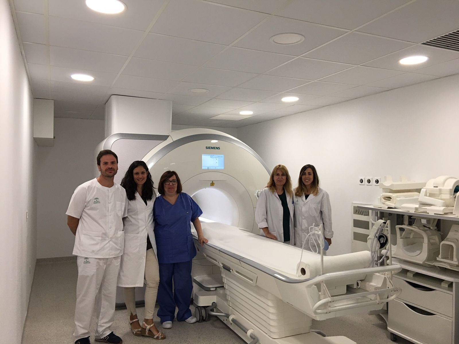 Profesionales del hospital ante el equipo.