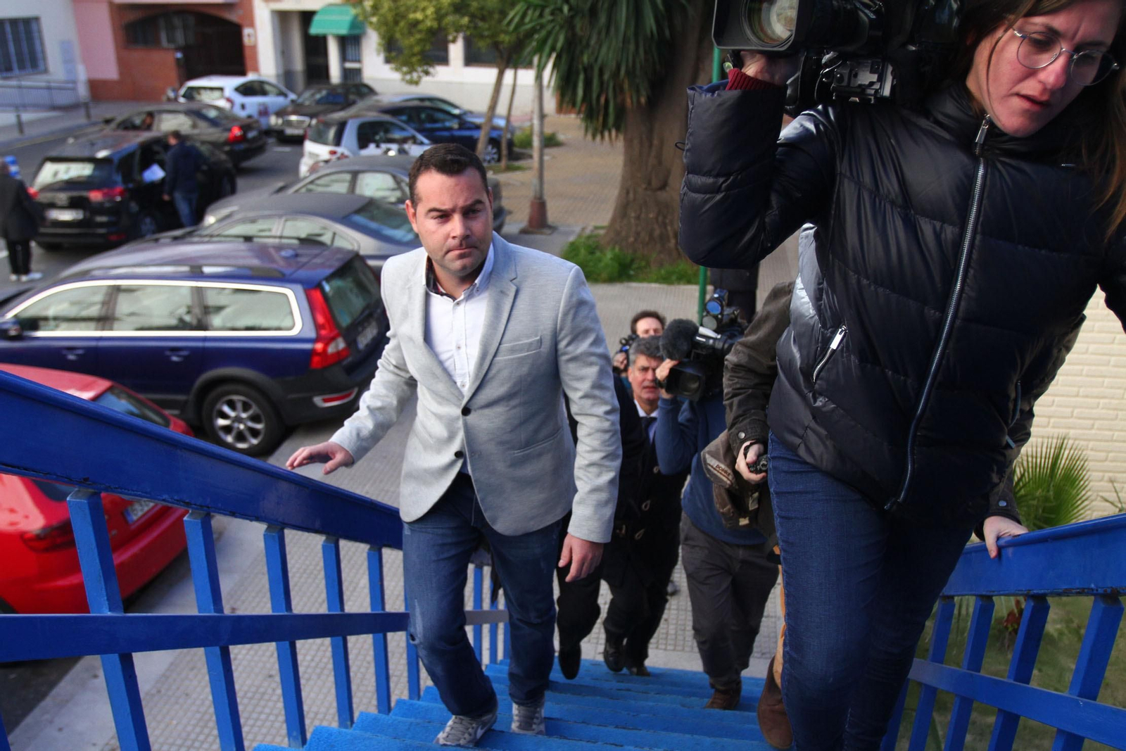 Francisco Javier Medina, subiendo al club de tenis de Huelva.