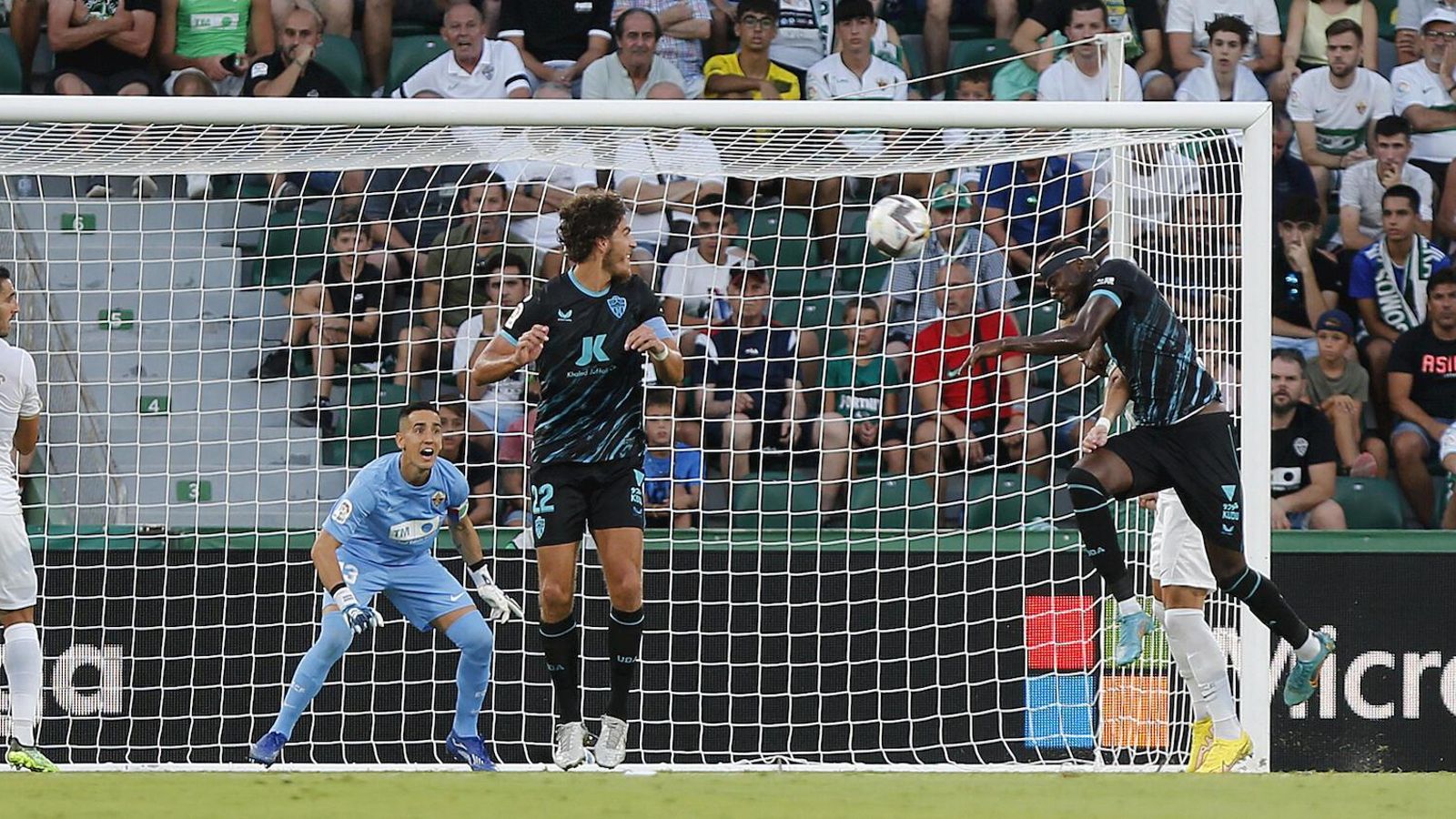 Sadiq cabecea para gol