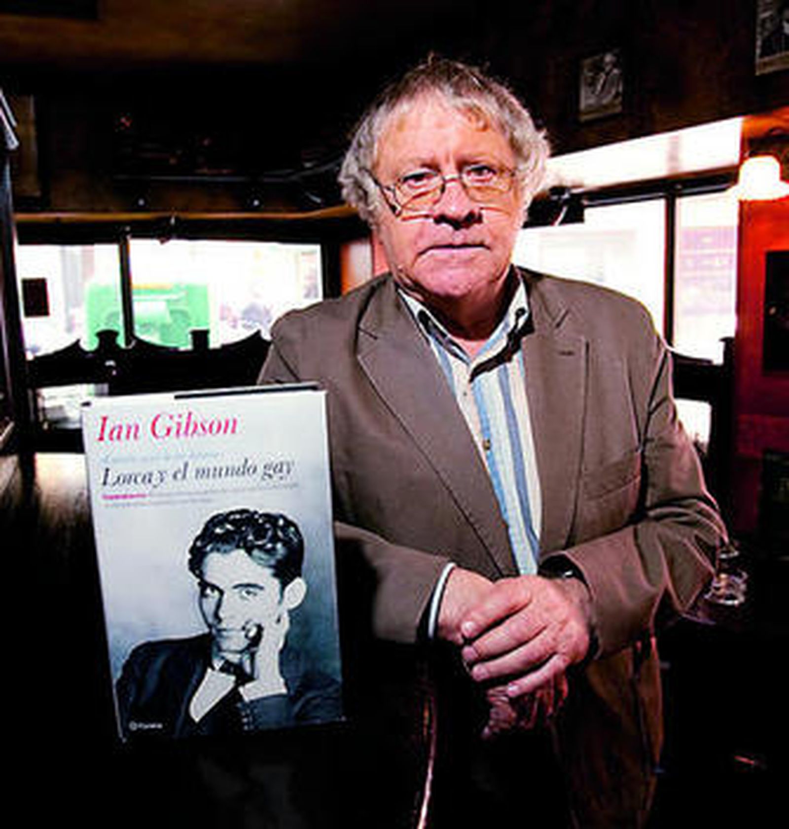 Ian Gibson, ayer en Sevilla junto a su nueva obra.