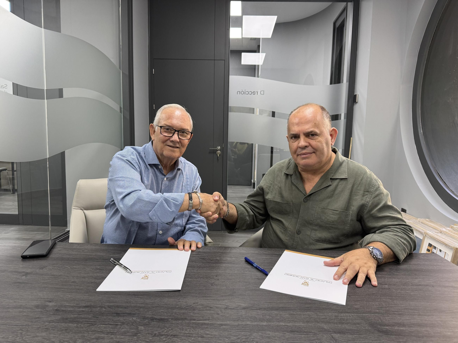 Francisco Odero y Fulgencio Meseguer tras la firma de la compraventa de la colección de etiquetas