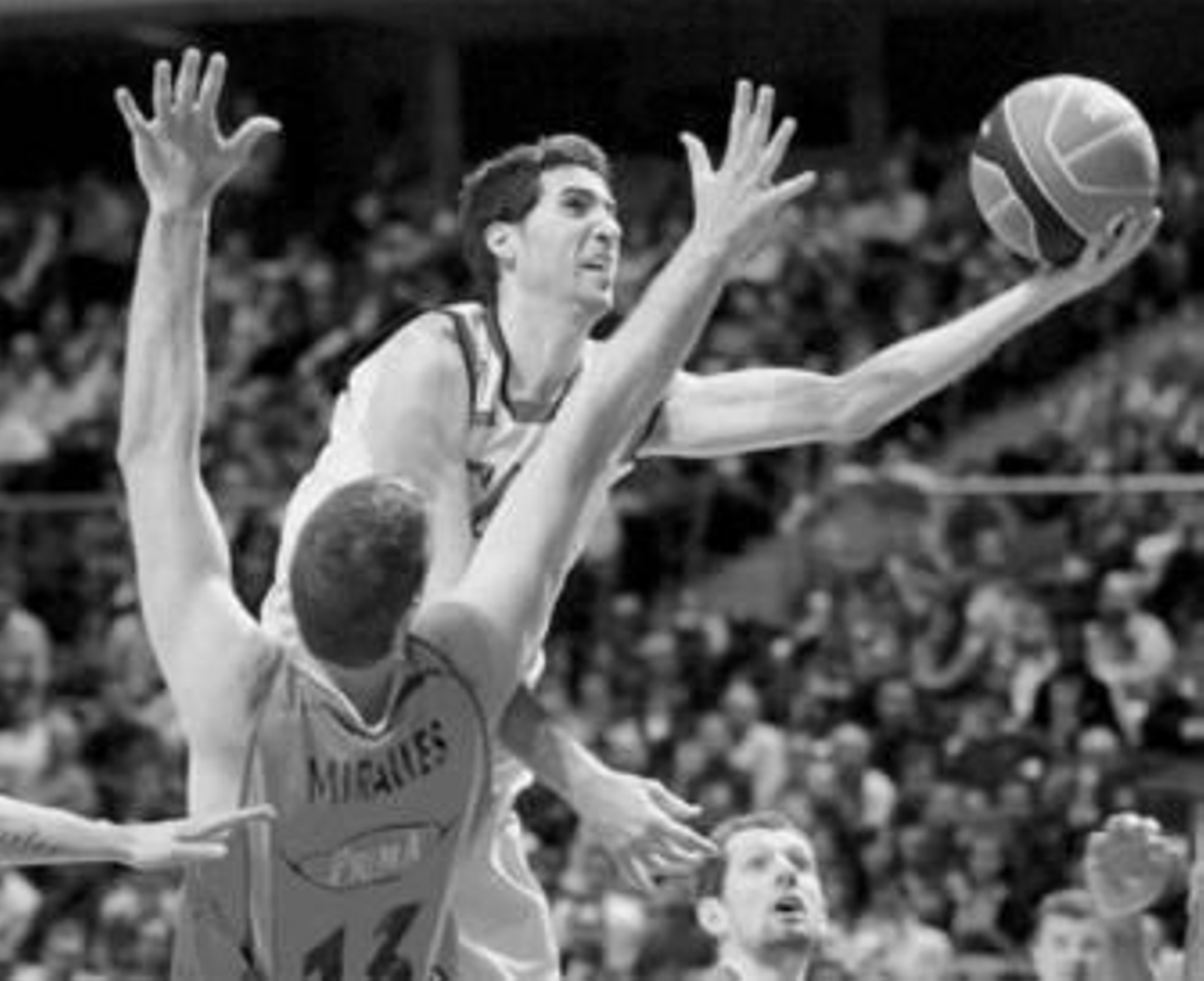 El alero del Tau Sergi Vidal entra a canasta ante Miralles.