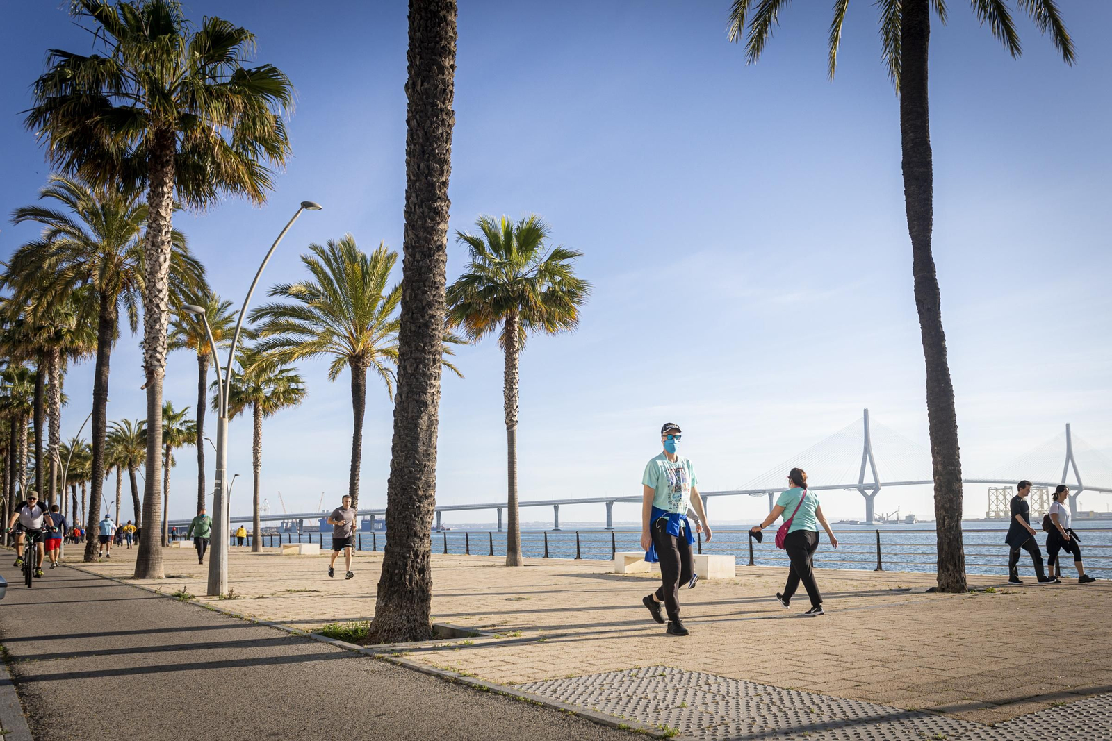Desde bien temprano muchos gaditanos hacen deporte y pasean en la bahía