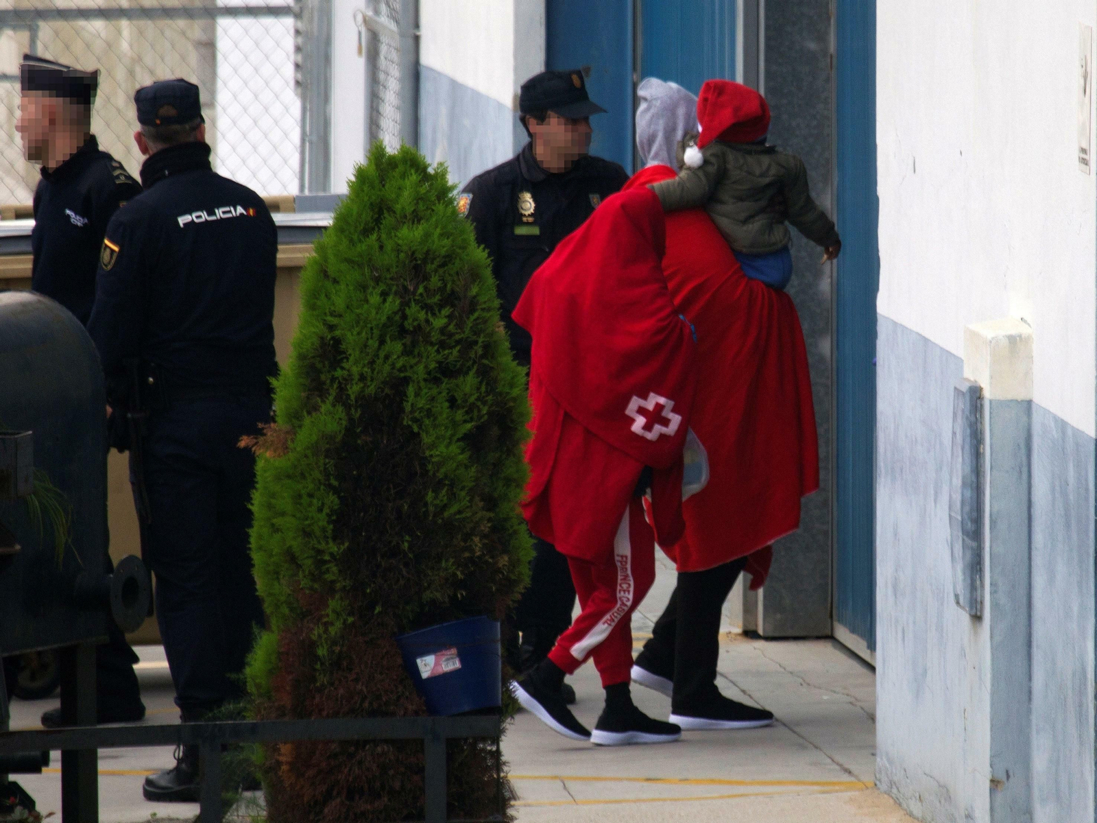 Inmigrantes llegando al CATE de San Roque el pasado verano.