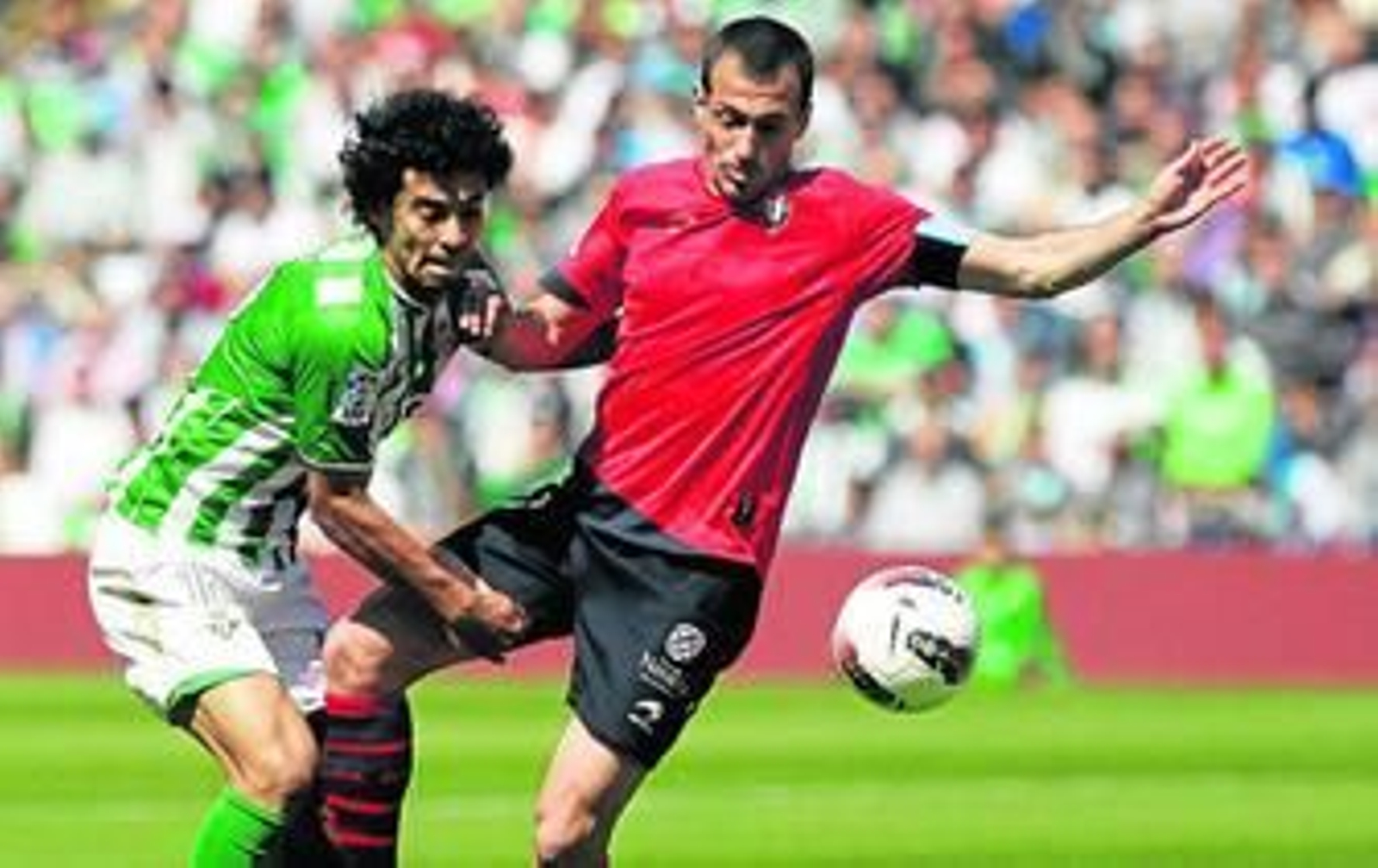 Iriney lucha por un balón en el centro del campo con el osasunista Puñal.
