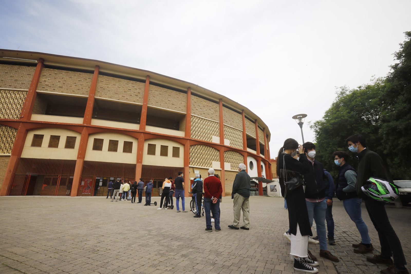 Colas esta mañana en el Coso de Los Califas.