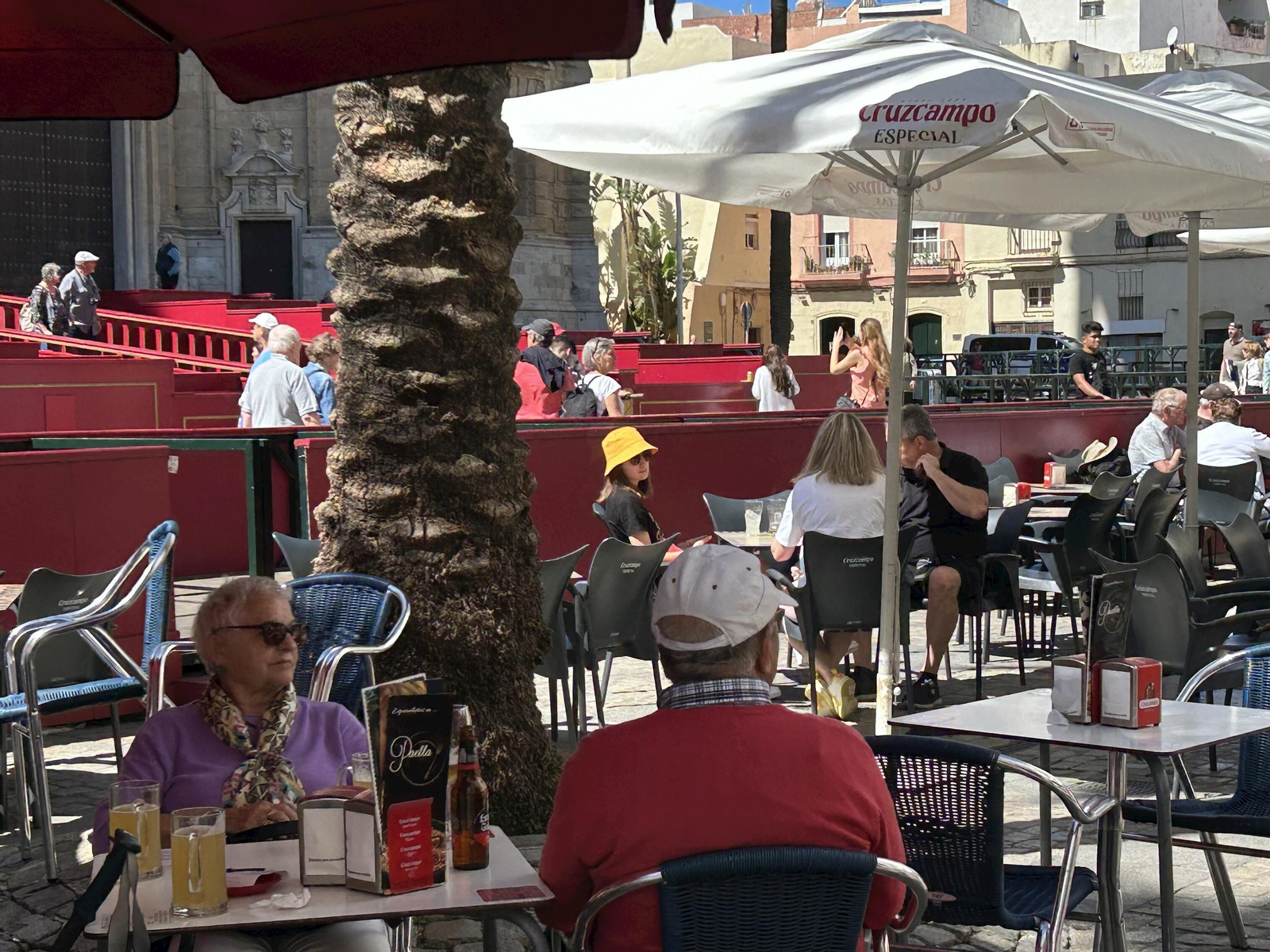 Los palcos de Semana Santa y las terrazas de los bares llenan la plaza de la Catedral.