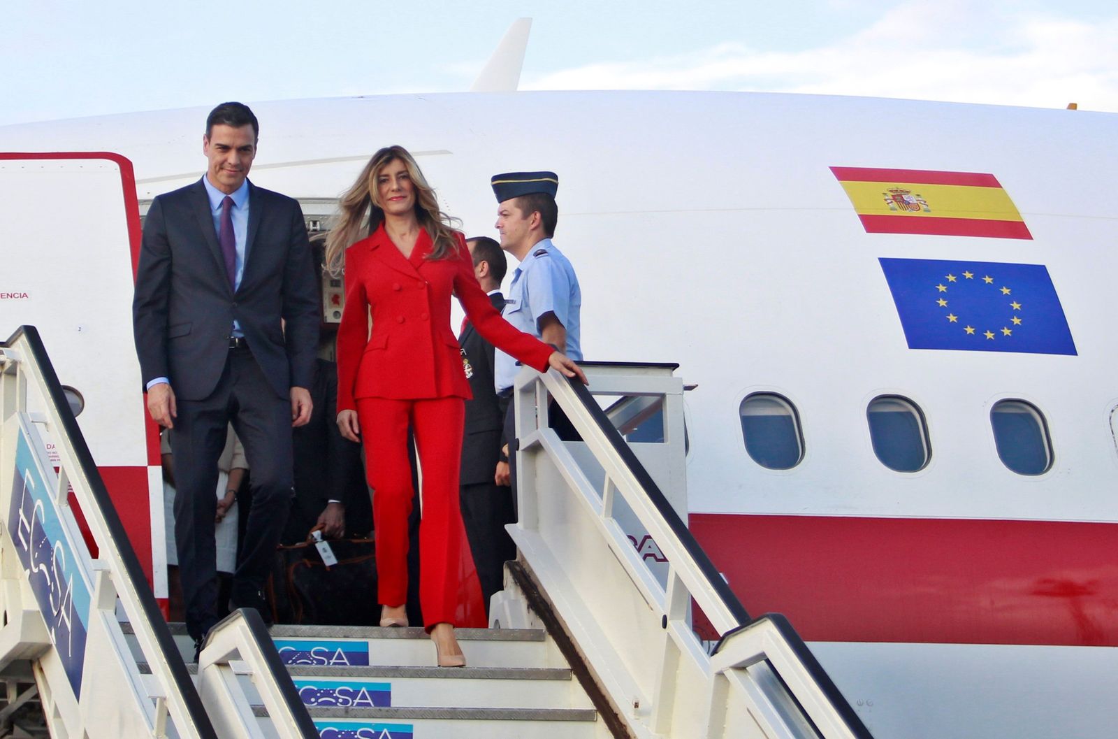 Pedro  Sánchez y su esposa María Begoña Gómez descienden del avión.