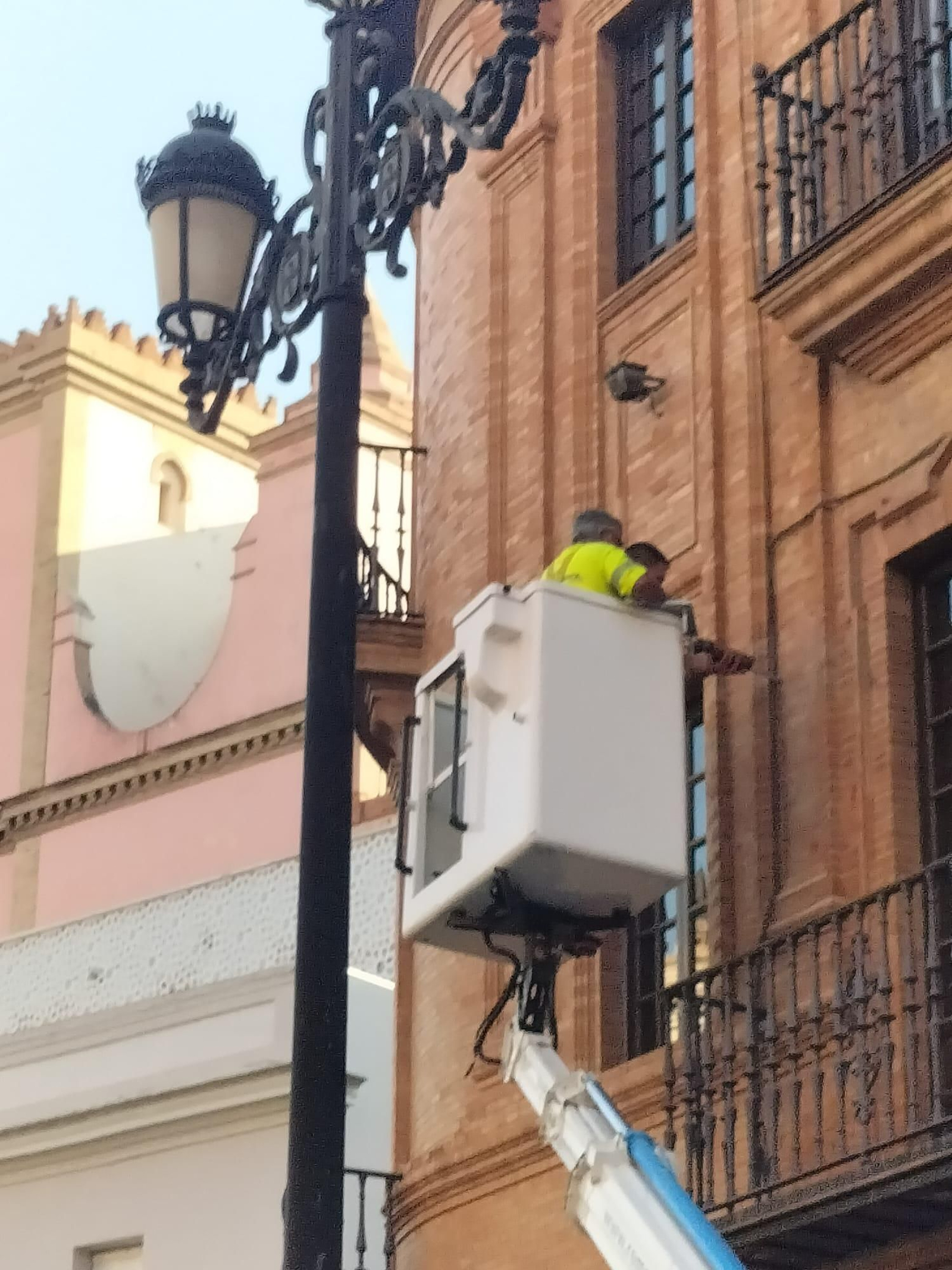 Taladros para fijar los anclajes de los toldos al edificio Coliseo, esta semana.