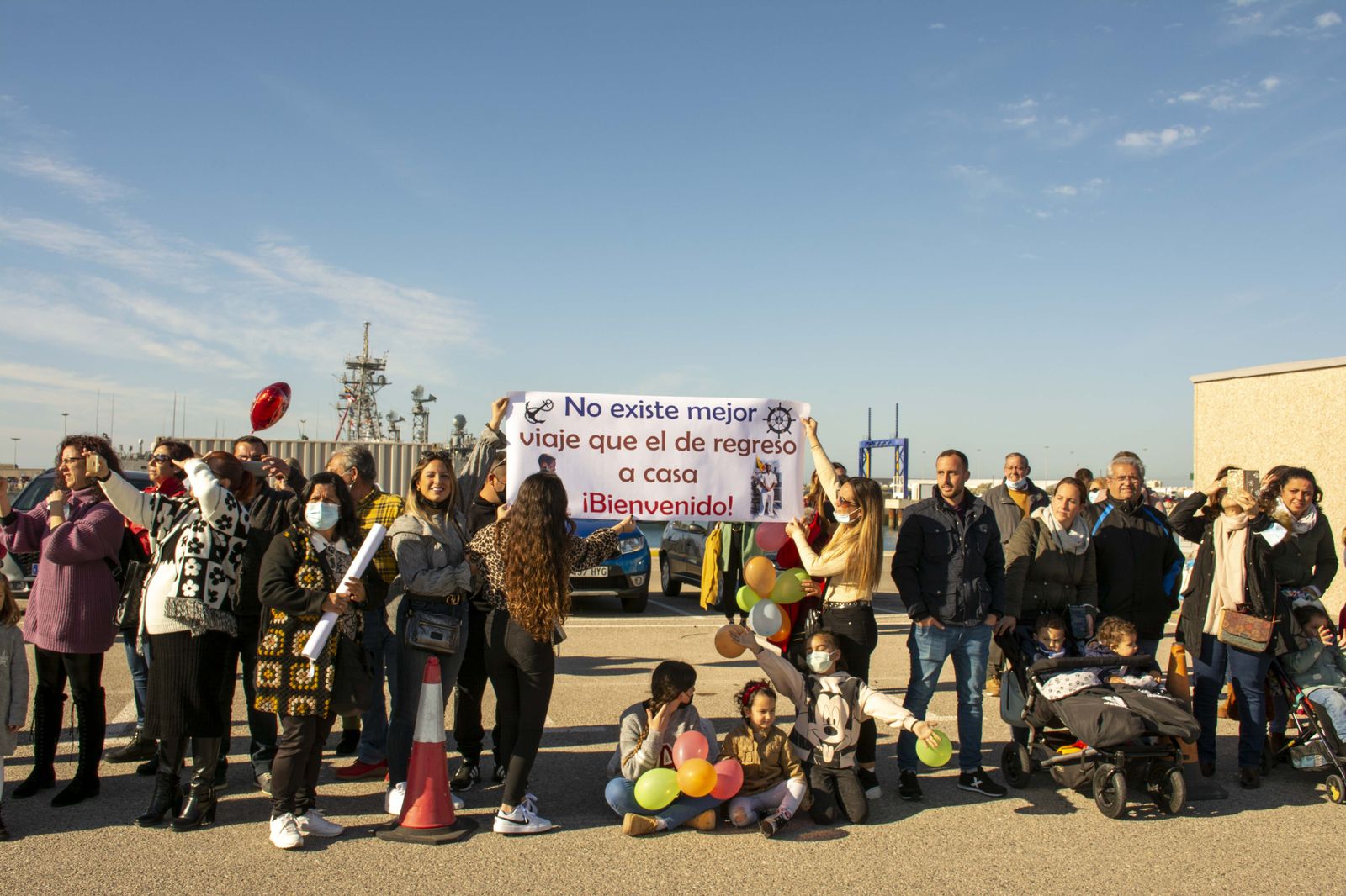 Fuerzas Armadas:  Imágenes del recibimiento a la fragata Victoria en Rota. ¿Te quieres casar conmigo?