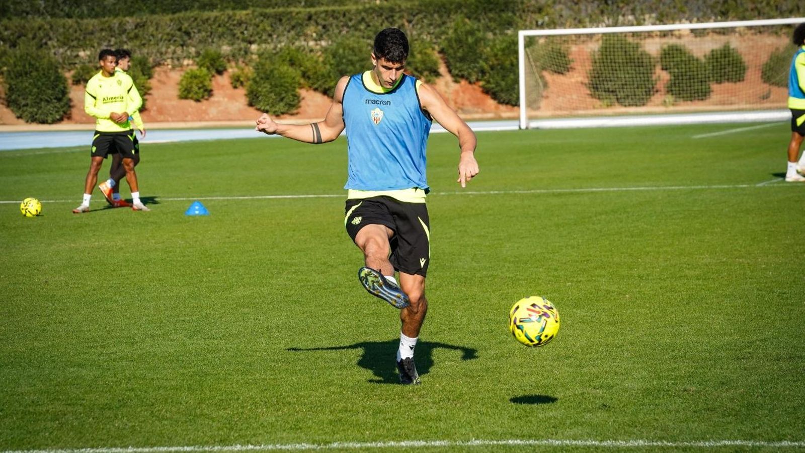 Marcos Luna conecta un pase en la sesión de entrenamiento celebrada en el Anexo de los Juegos Mediterráneos.