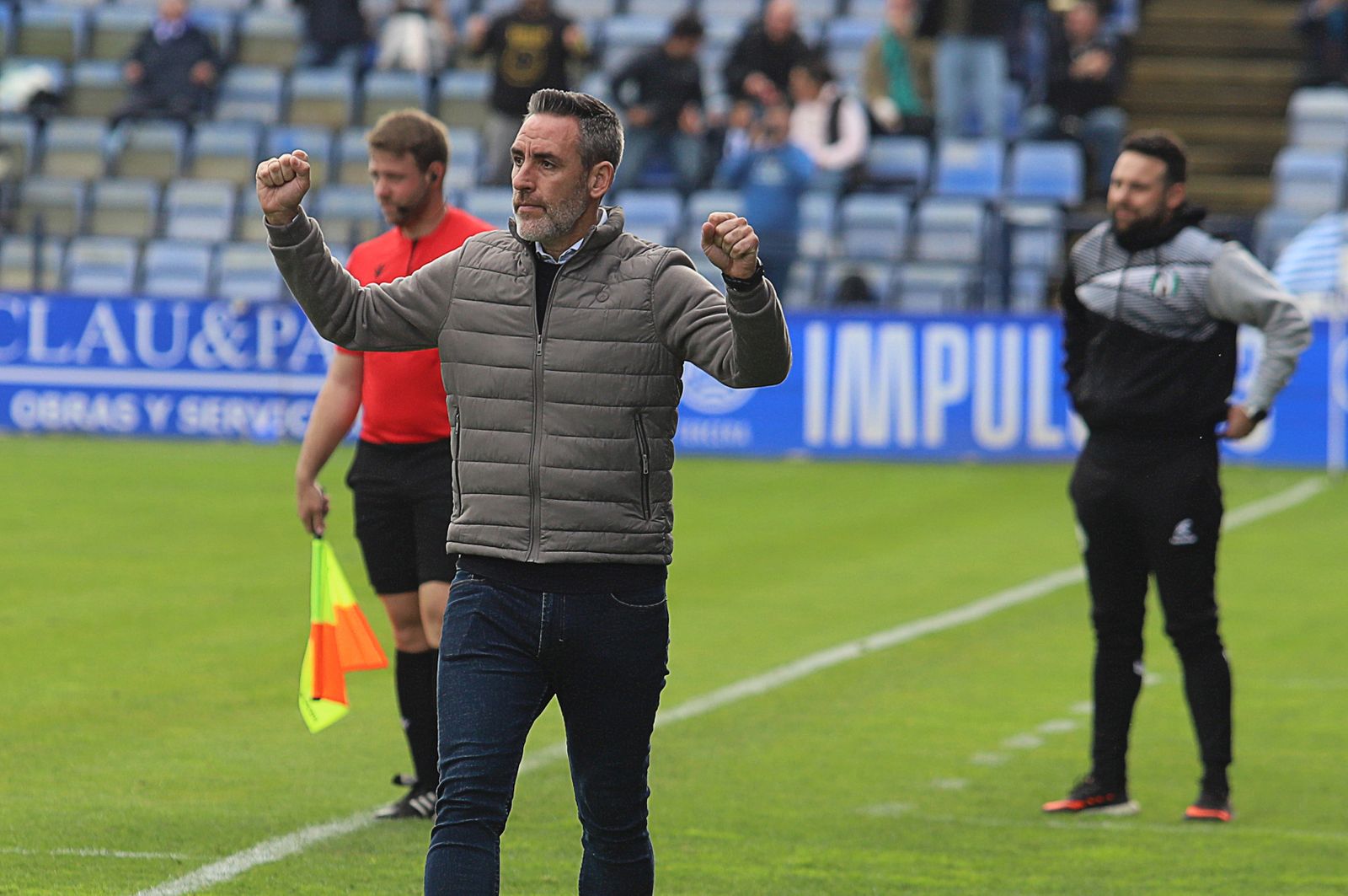 Abel Gómez en la banda del Nuevo Colombino.