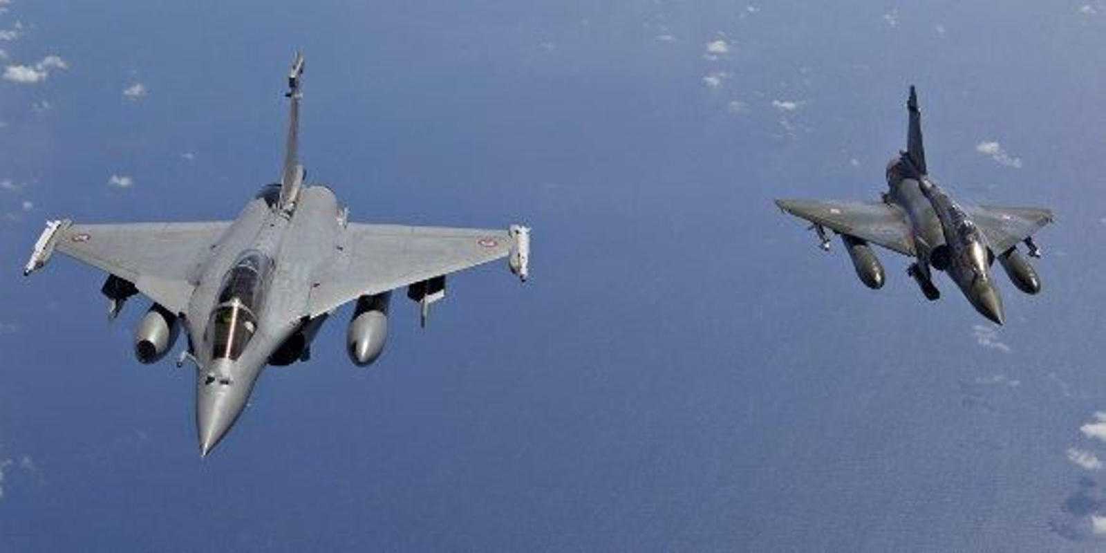 Francia bombardea masivamente posiciones del EI en Siria