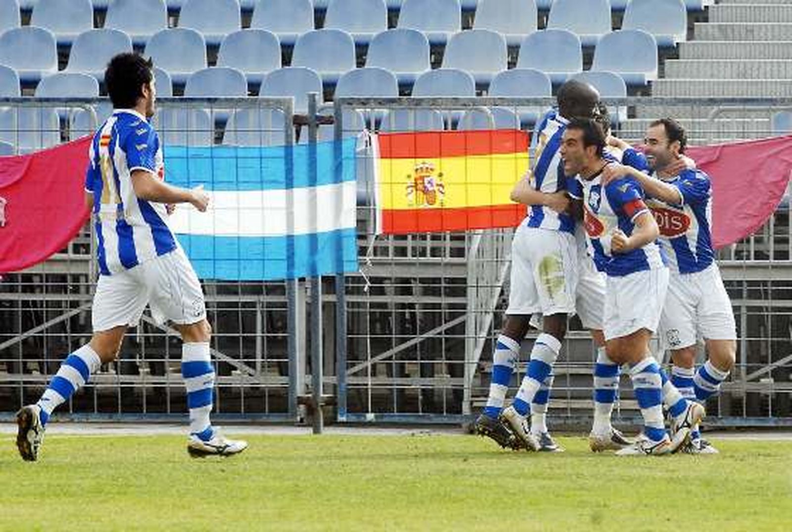 Vázquez y D’Jily felicitan a Bello, autor de la jugada del primer gol y Carrasco hace un gesto de rabia tras el 1-0.

Foto: Manuel Aranda