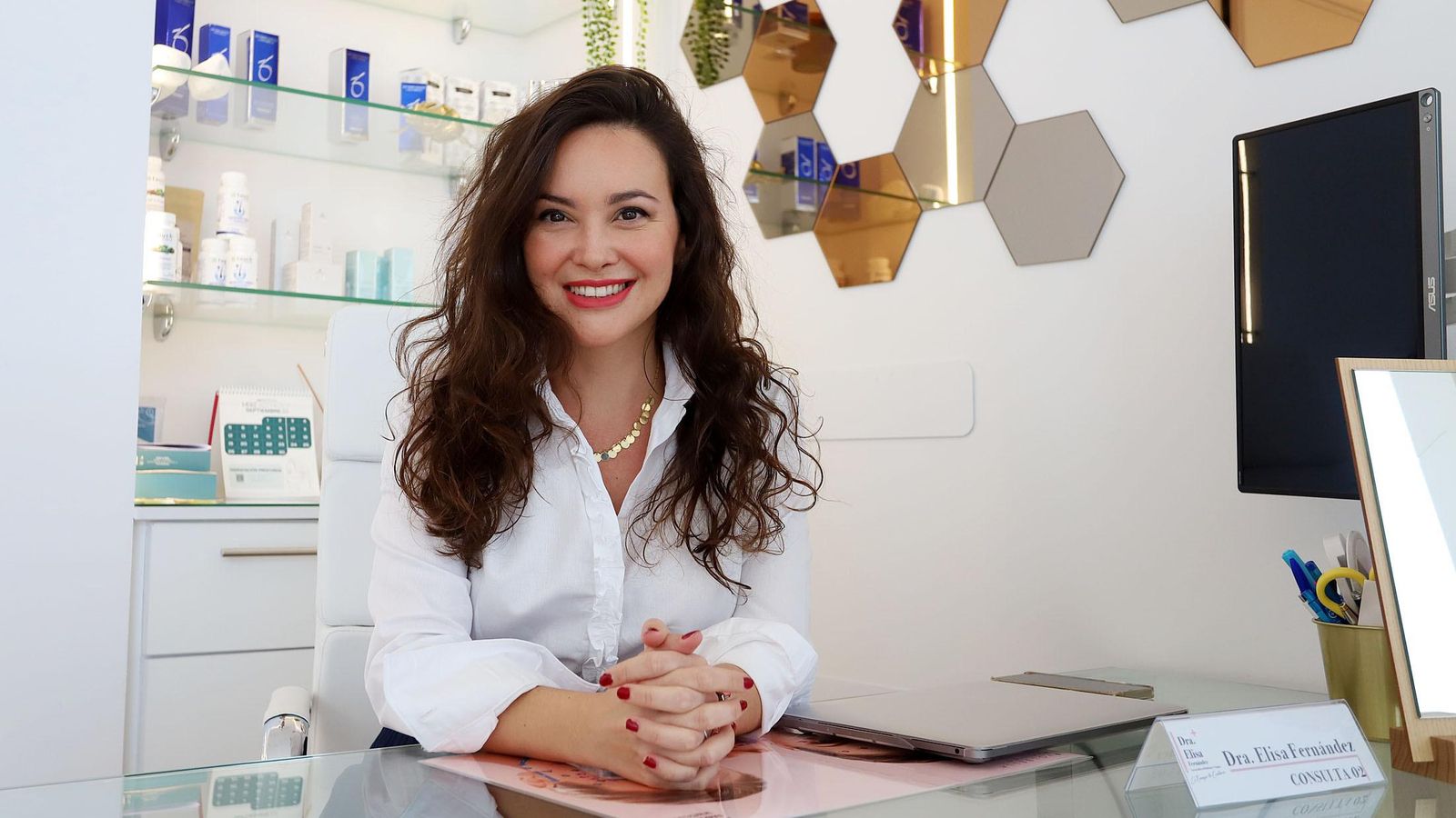 La doctora Elisa Fernández en su clínica de Huelva.