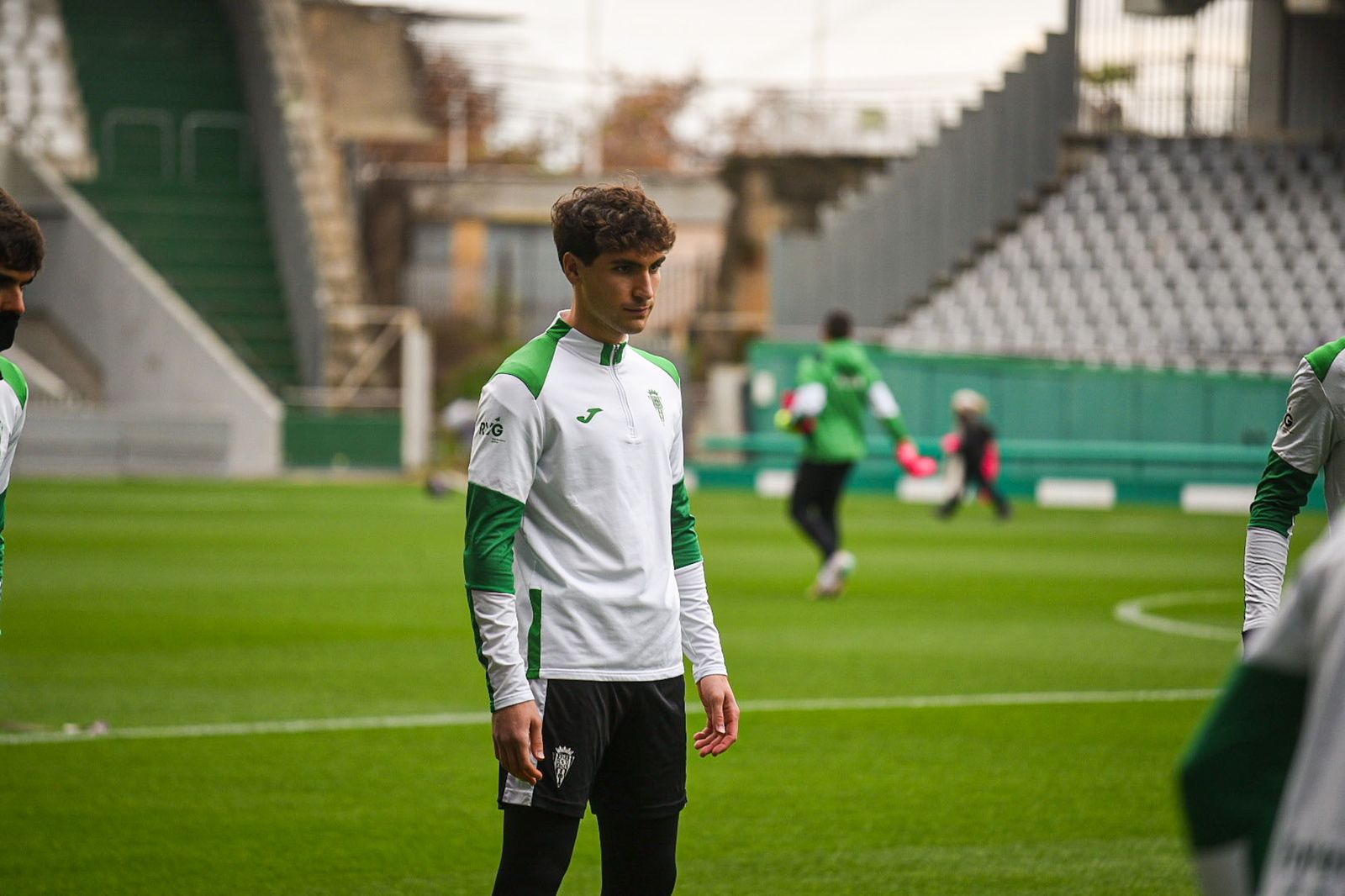 El Córdoba CF se deja querer por su afición en el Día de Año Nuevo: las fotos del entrenamiento de puertas abiertas