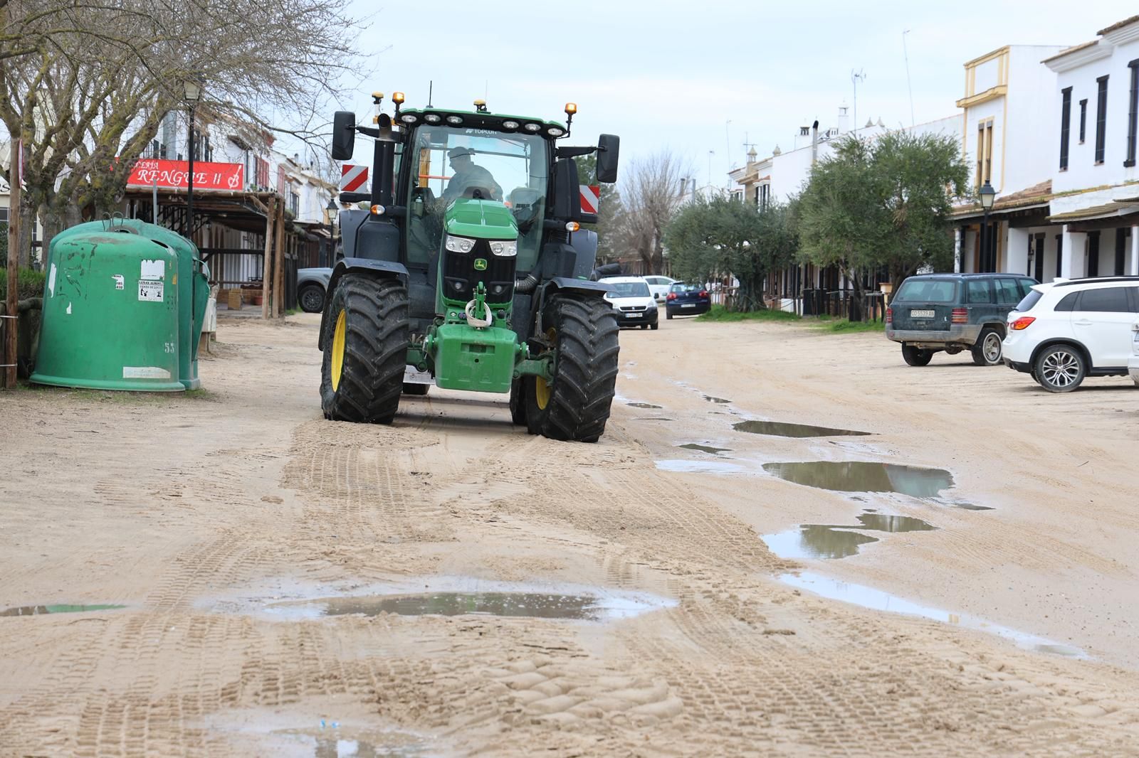 El Rocío tras la inundación de este sábado por la borrasca Marta: fotografías de las calles anegadas en la aldea