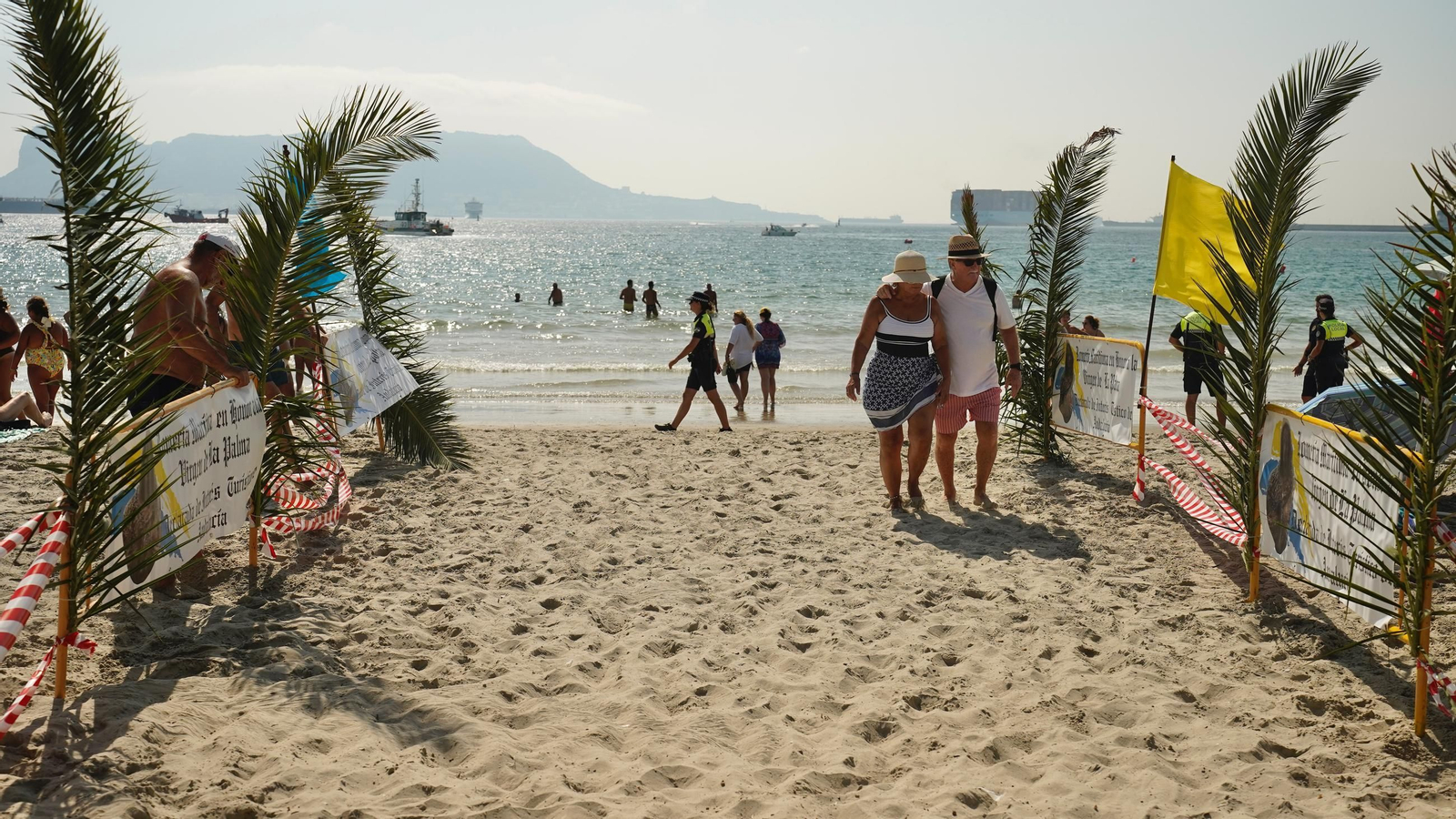 Fotos del ambiente en la playa de El Rinconcillo en la Romería Marítima de la Virgen de la Palma