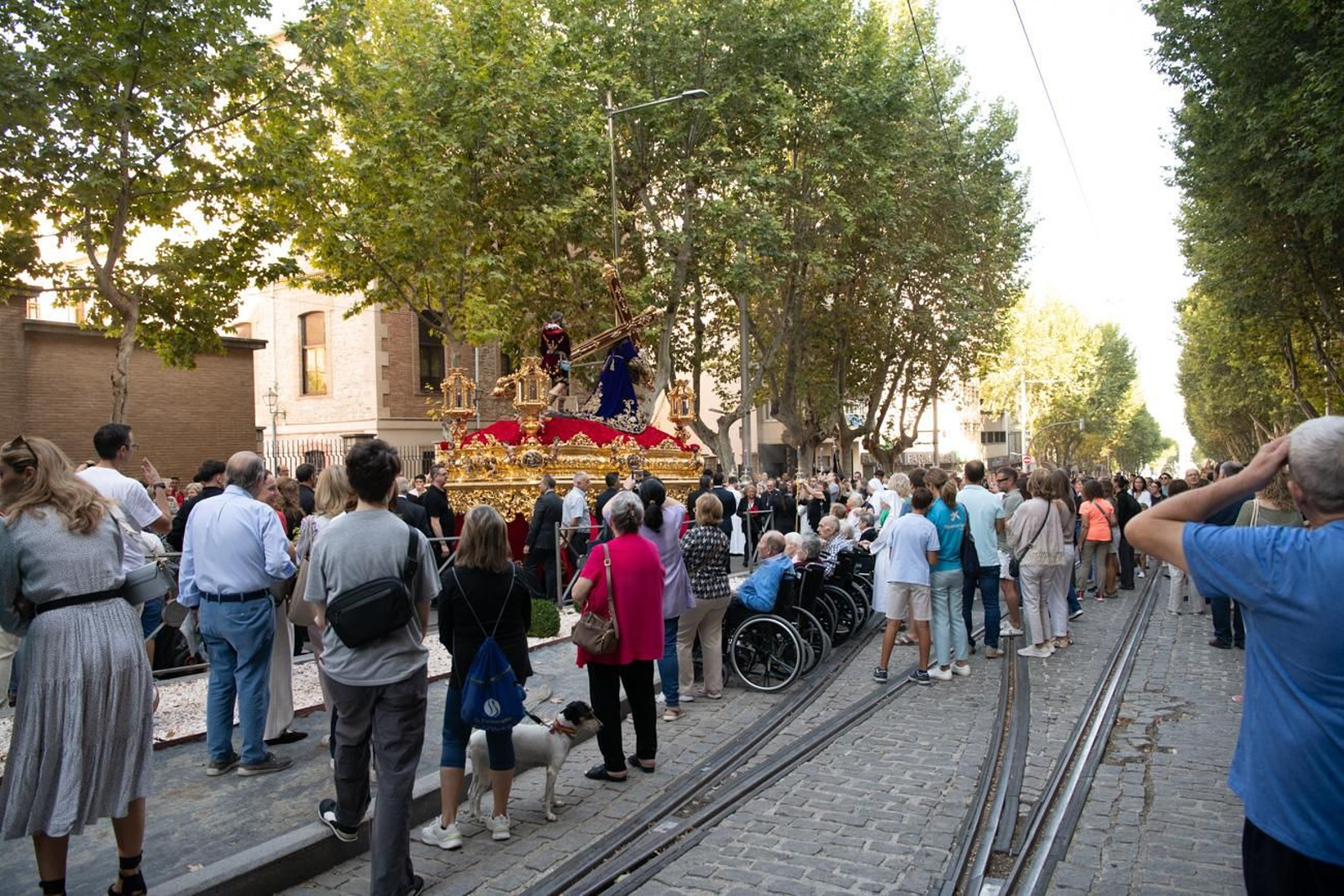 El pueblo de Jaén abraza con solemnidad a El Abuelo en la Magna, en imágenes