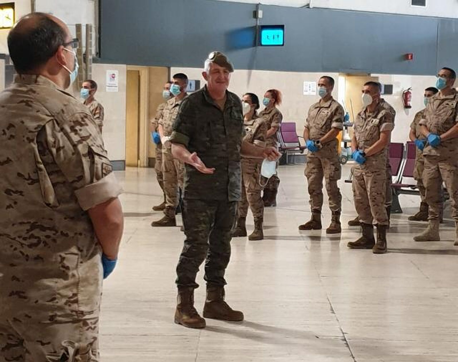 El jefe de la FUTER despide a los soldados en el aeropuerto de San Pablo