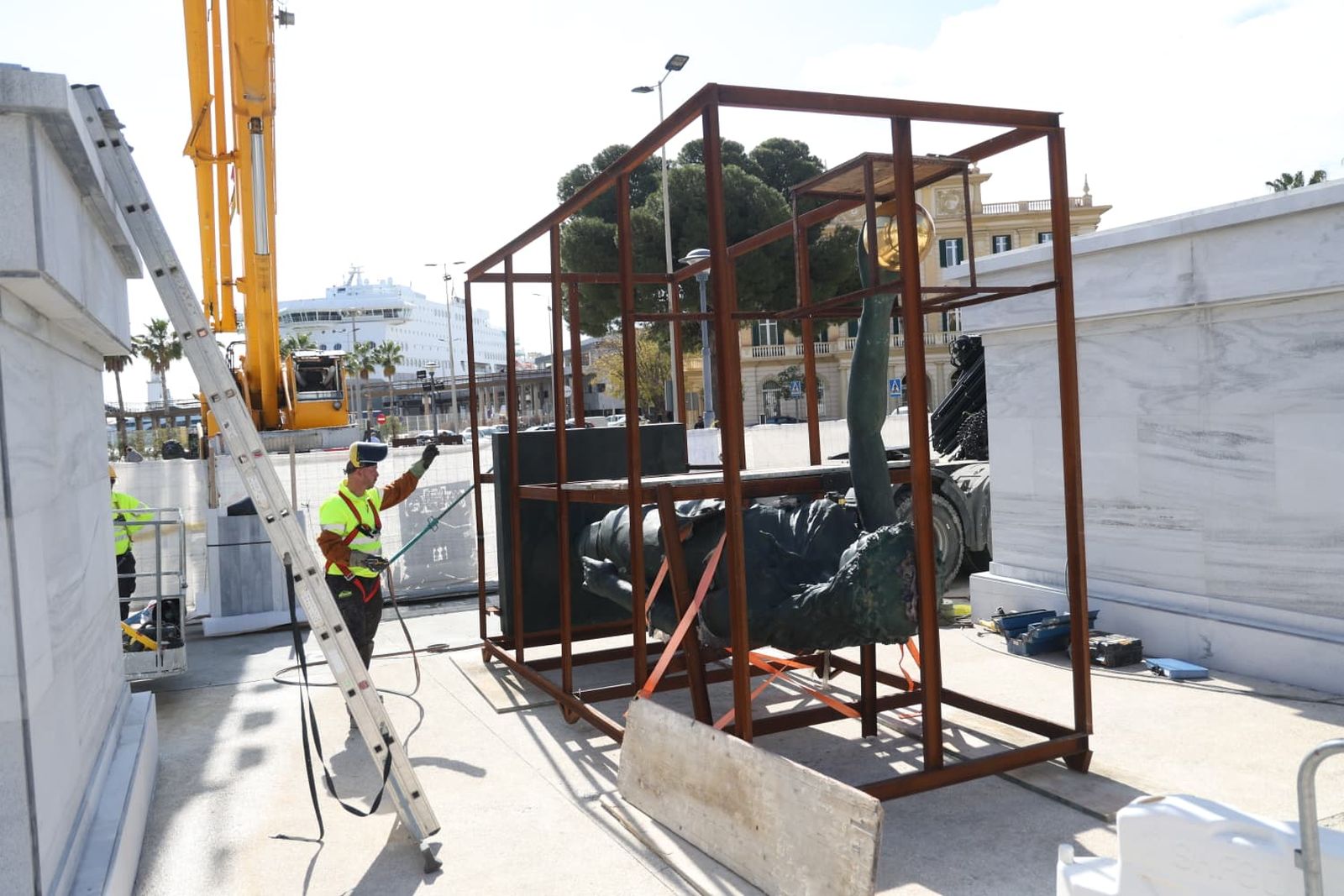 Montaje, este jueves, de una de las esculturas.