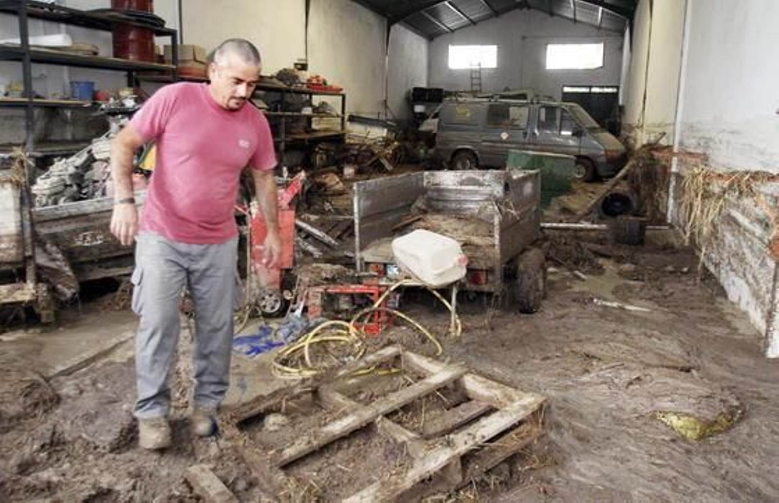 Tres fallecidos y numerosos daños materiales por las fuertes lluvias registradas en la provincia

Foto: EFE