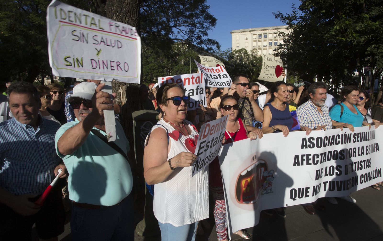 Afectados por la presunta estafa del caso iDental, durante la última protesta en Sevilla.