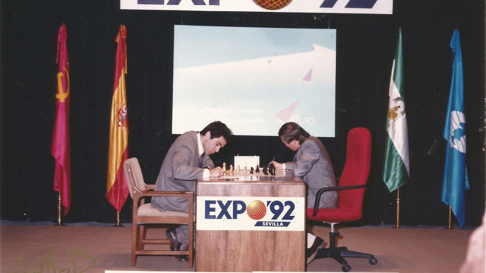 Kárpov y Kaspárov juegan en el Lope de Vega en 1987, con el logotipo de la Expo del 92.