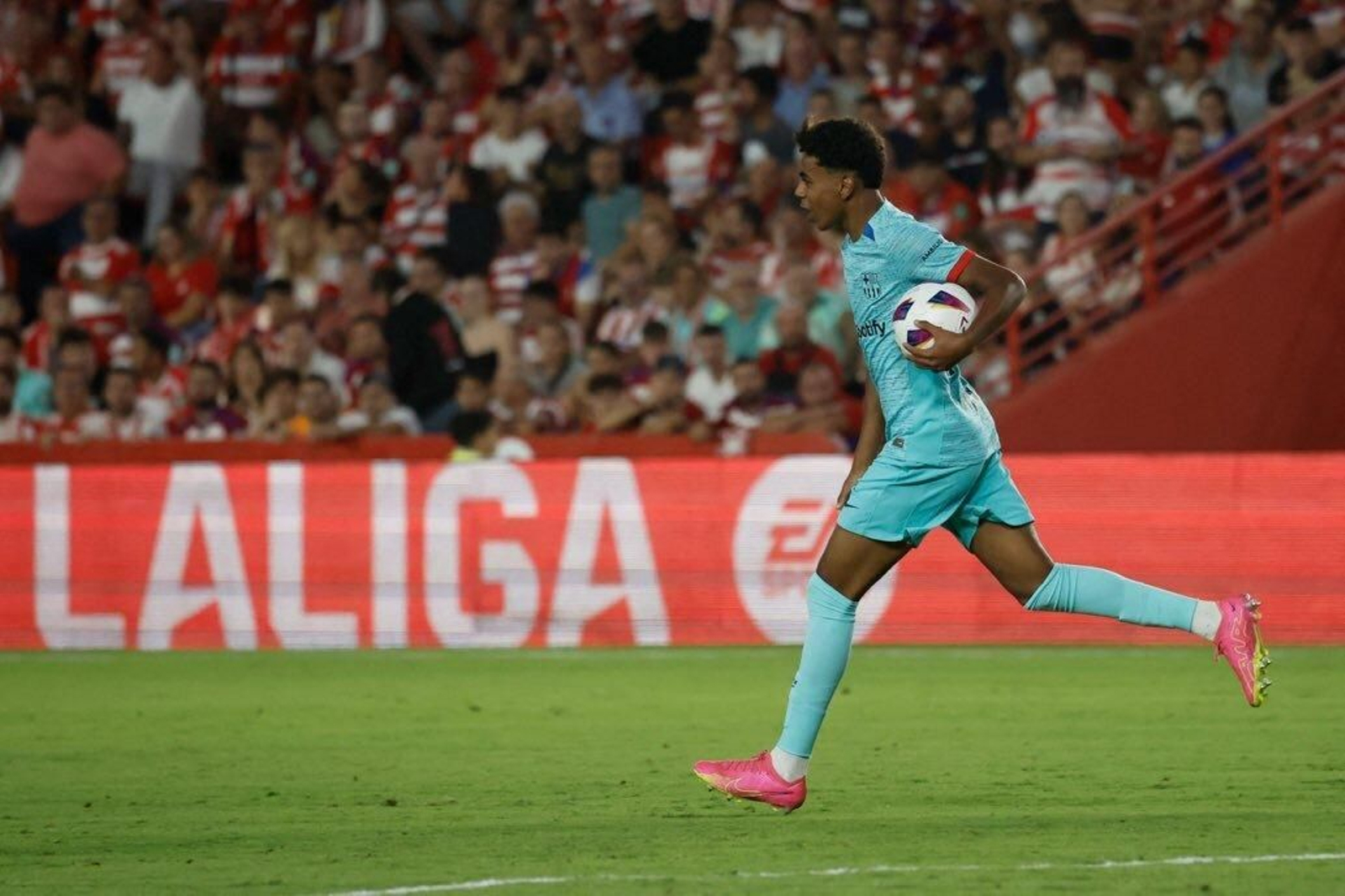 Lamine Yamal, tras marcar.