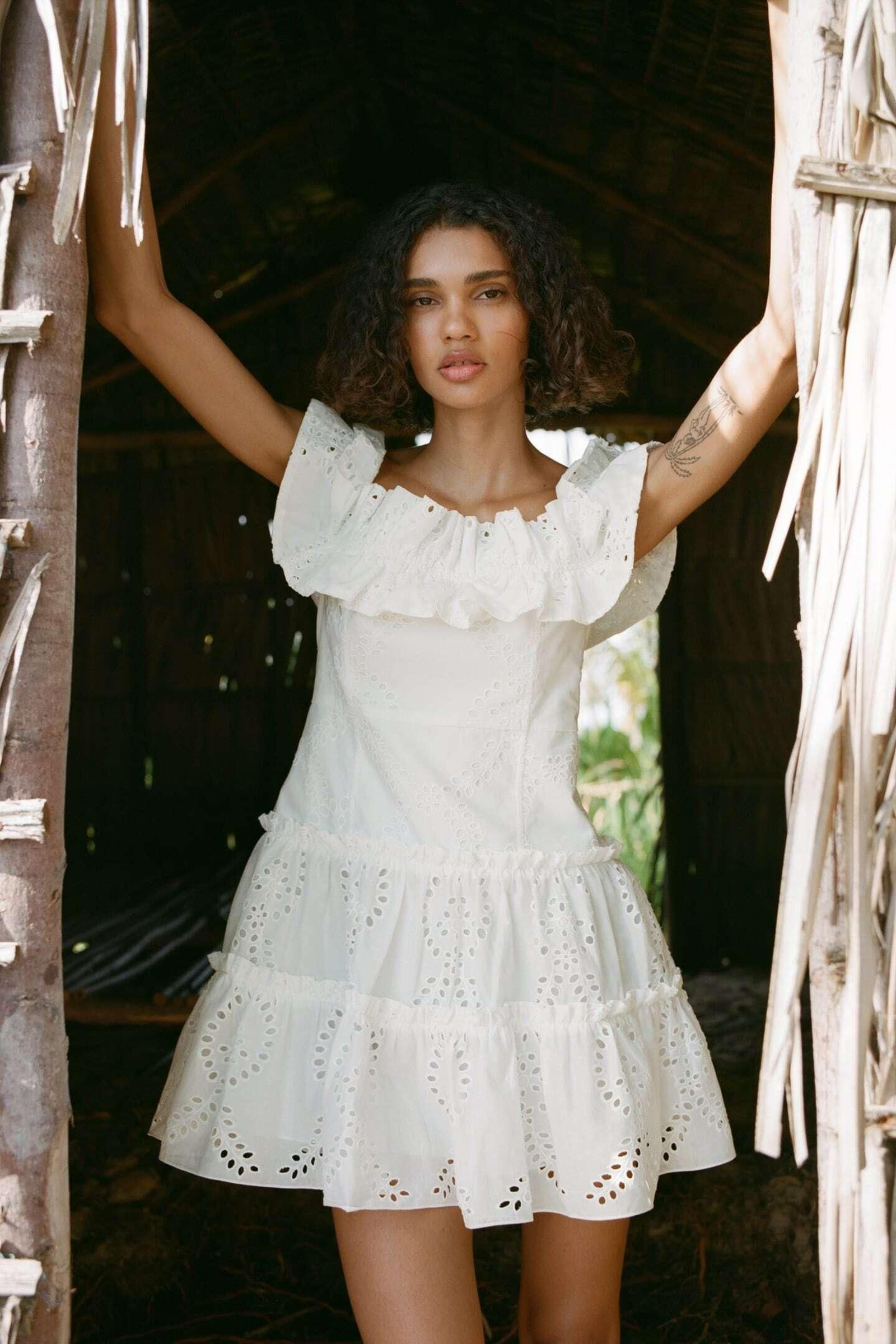 Vestido blanco de Zara.