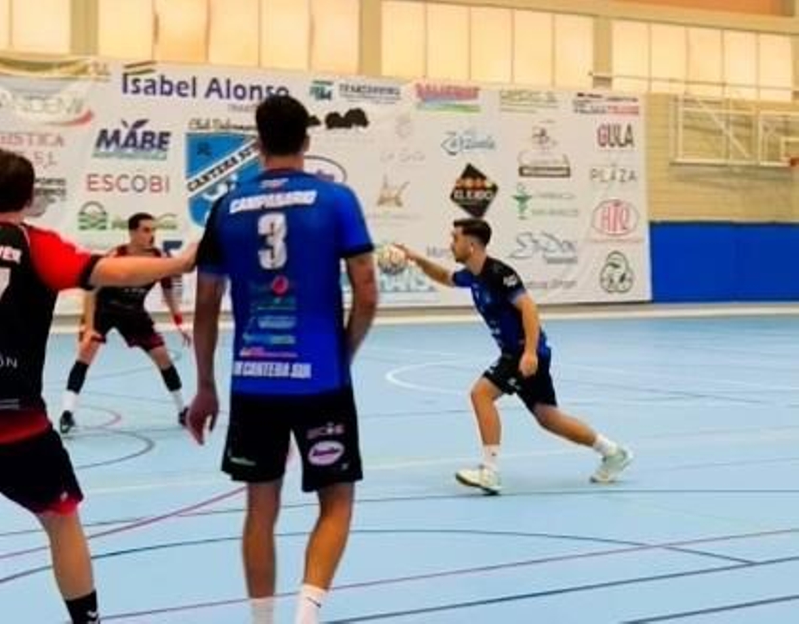 Un jugador canterano-sureño conduce el balón durante un encuentro de los ejidenses disputado en su feudo.