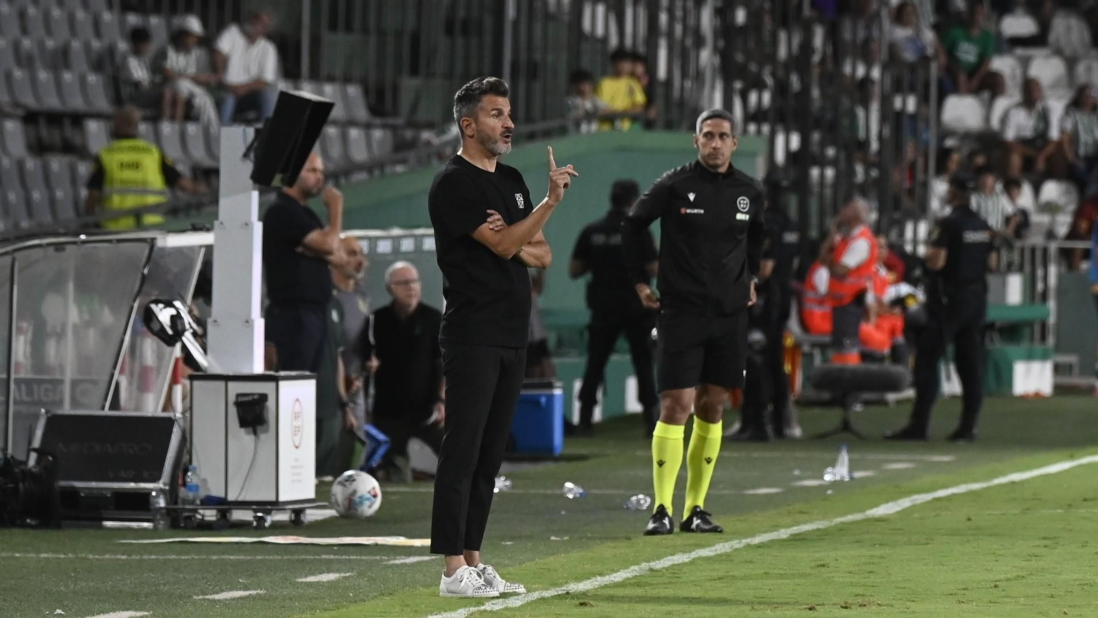 Iván Ania da instrucciones durante el partido.