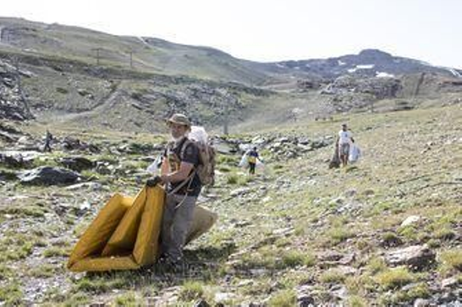 Fotos: así ha sido la jornada de limpieza en las pistas de esquí de Sierra Nevada