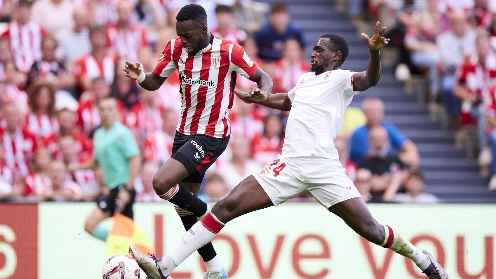 Inaki Williams, presionado por Nianzou.